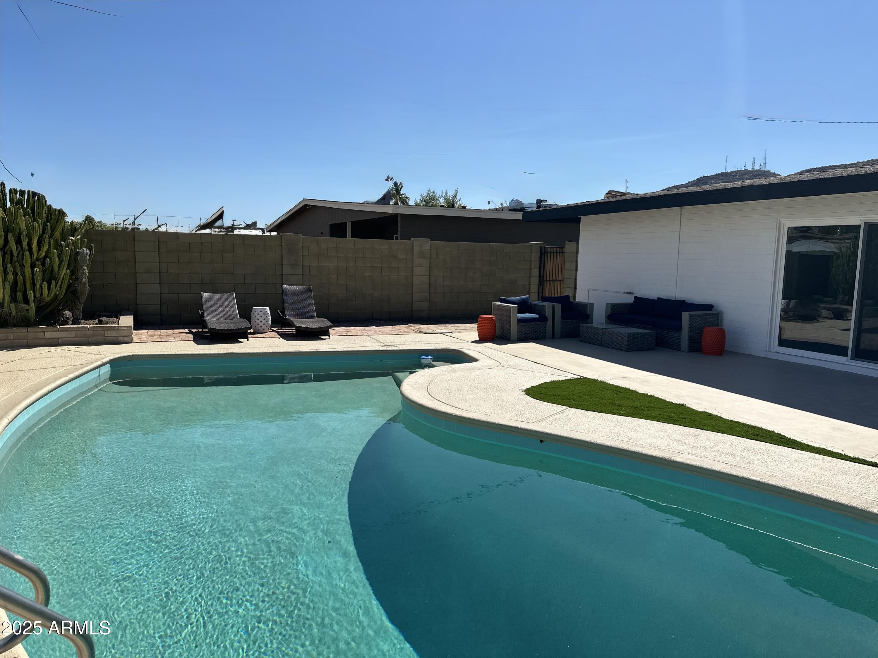 1922 W JOAN DE ARC Avenue