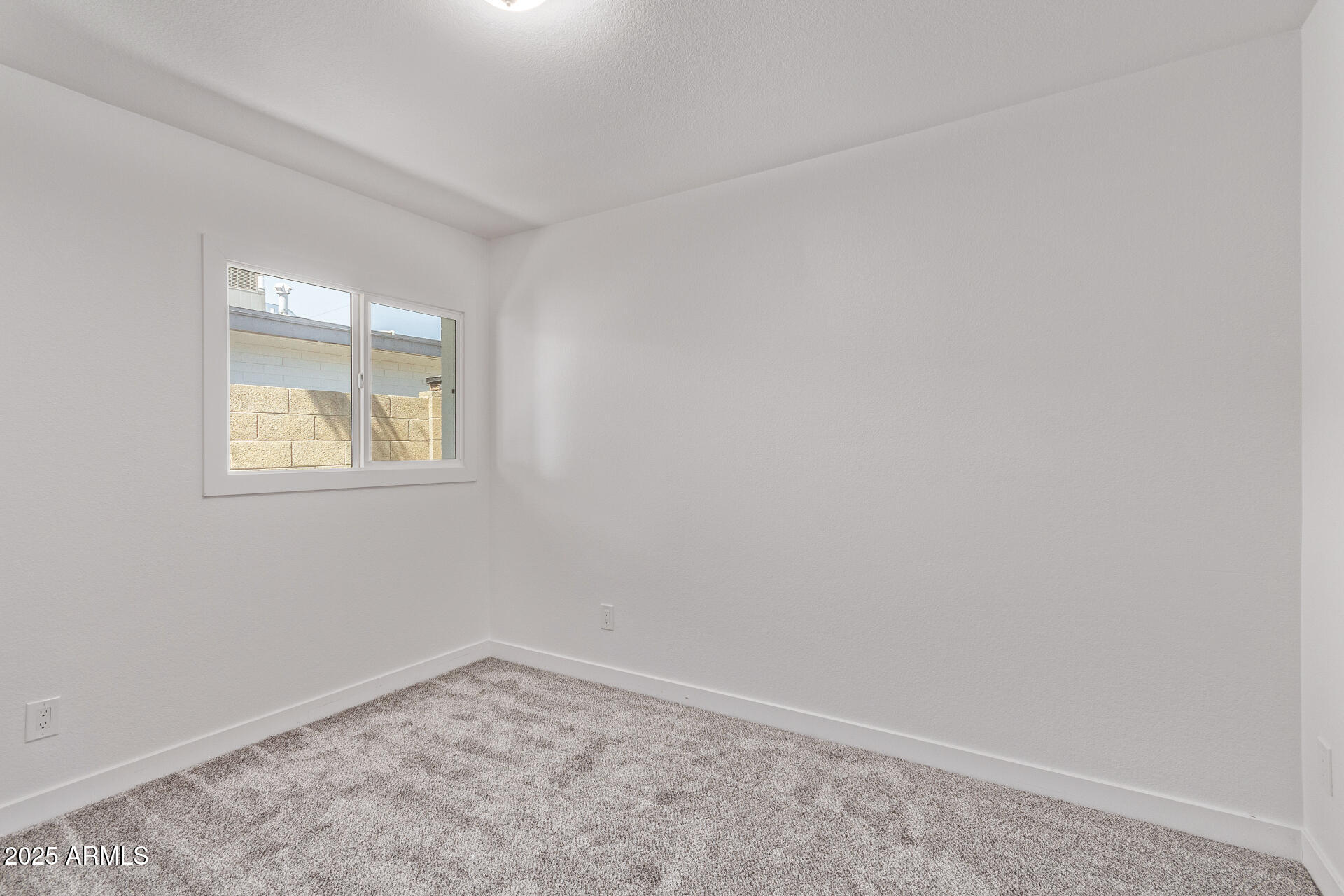 1922 W JOAN DE ARC Avenue