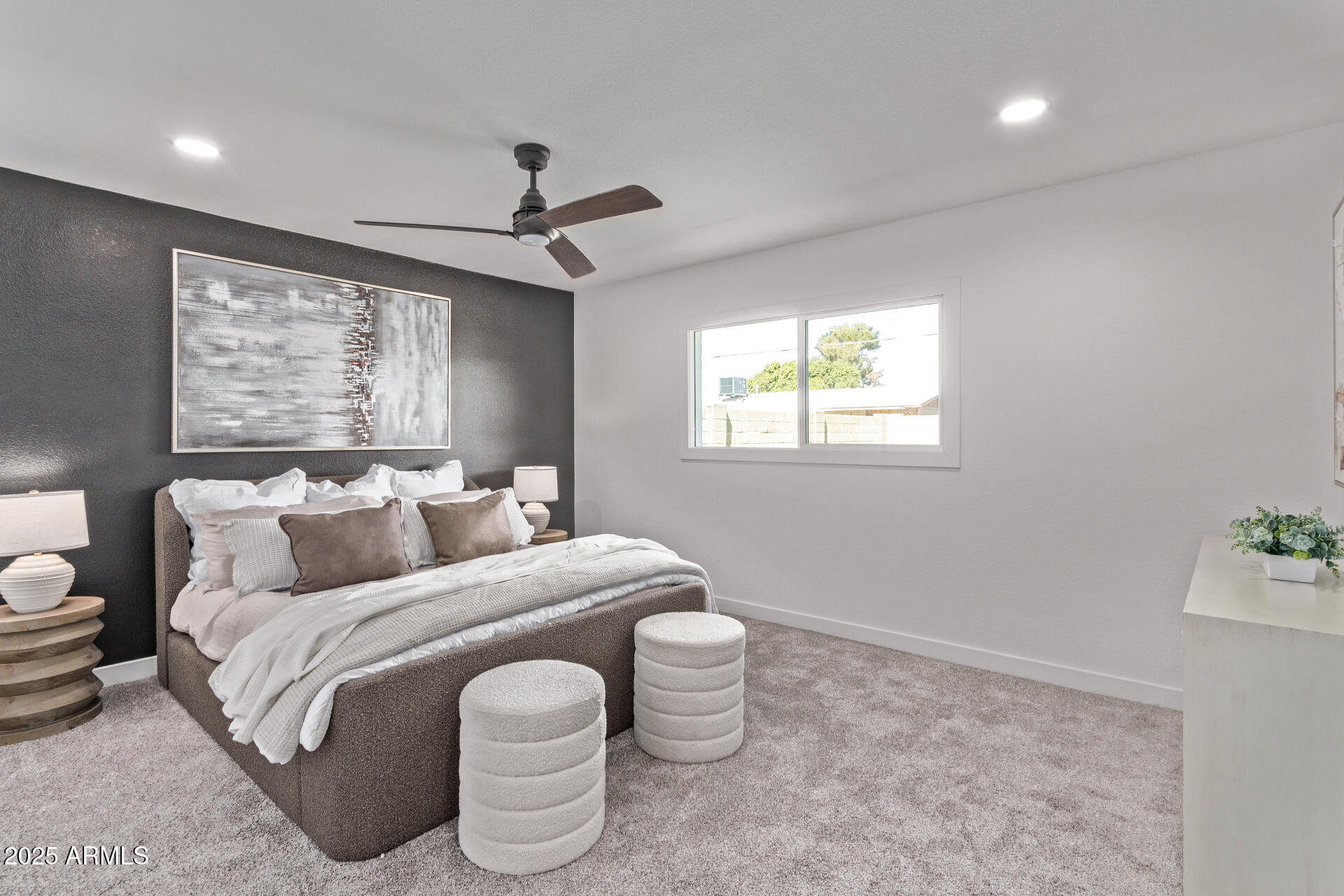 1922 W JOAN DE ARC Avenue