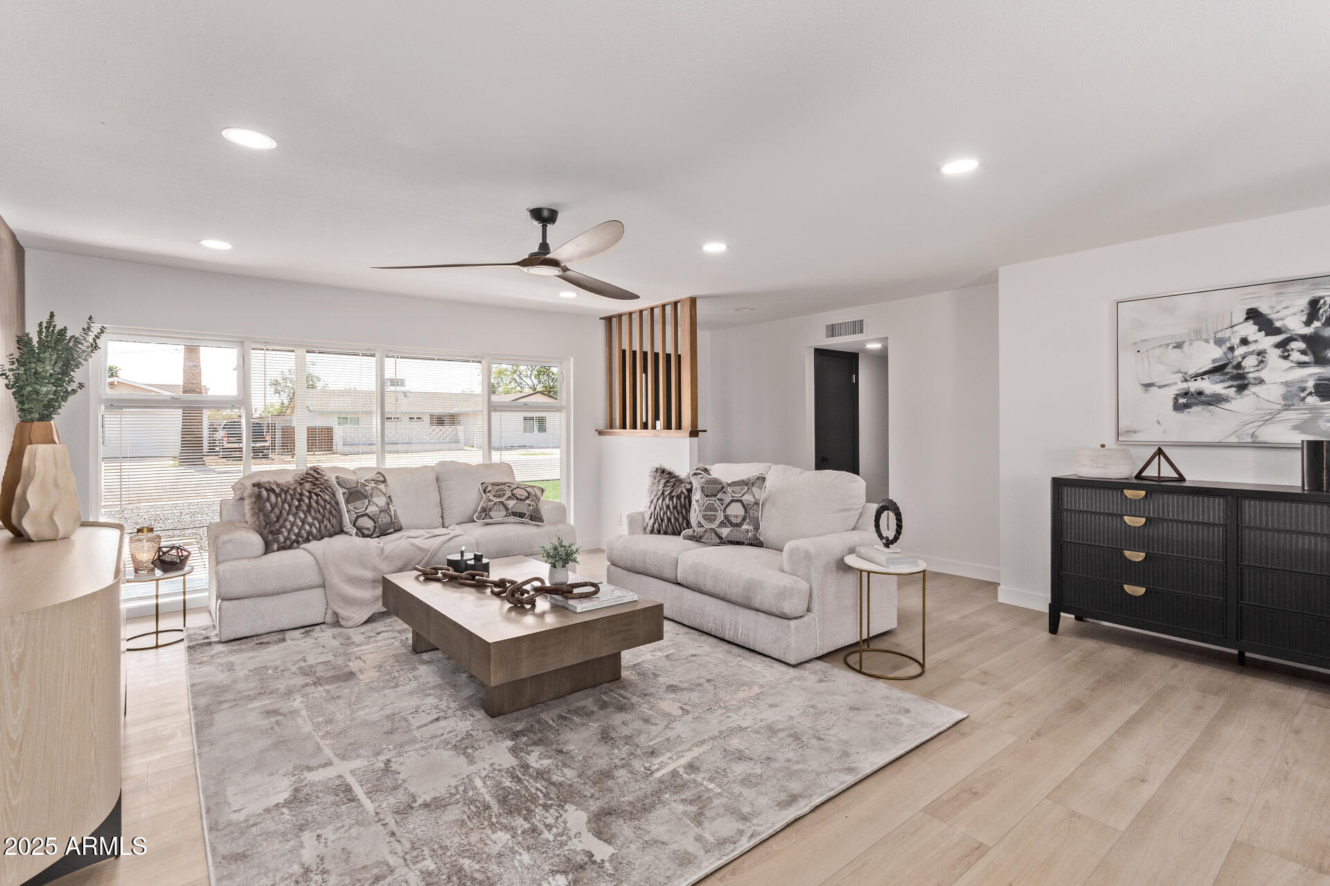 1922 W JOAN DE ARC Avenue