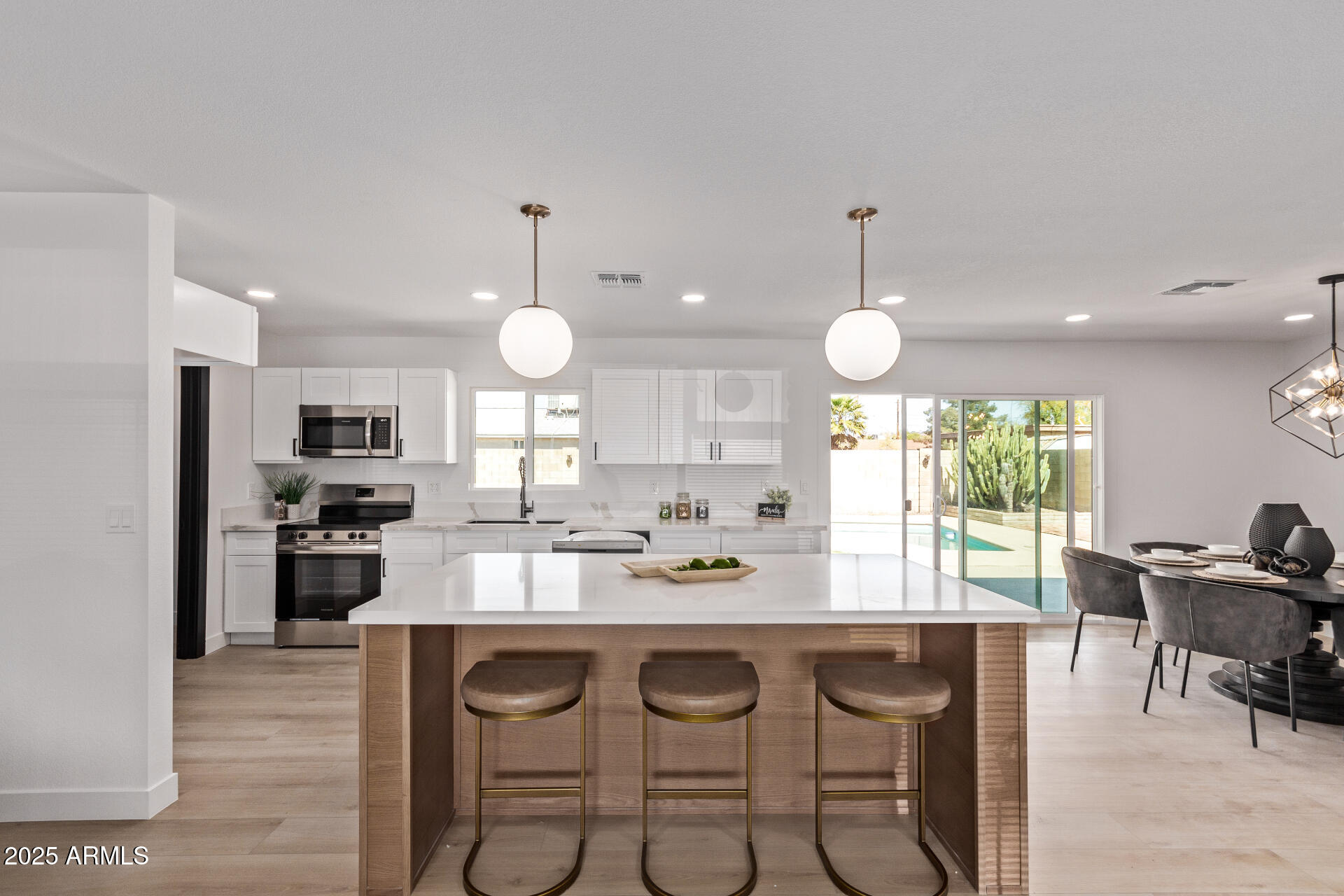 1922 W JOAN DE ARC Avenue