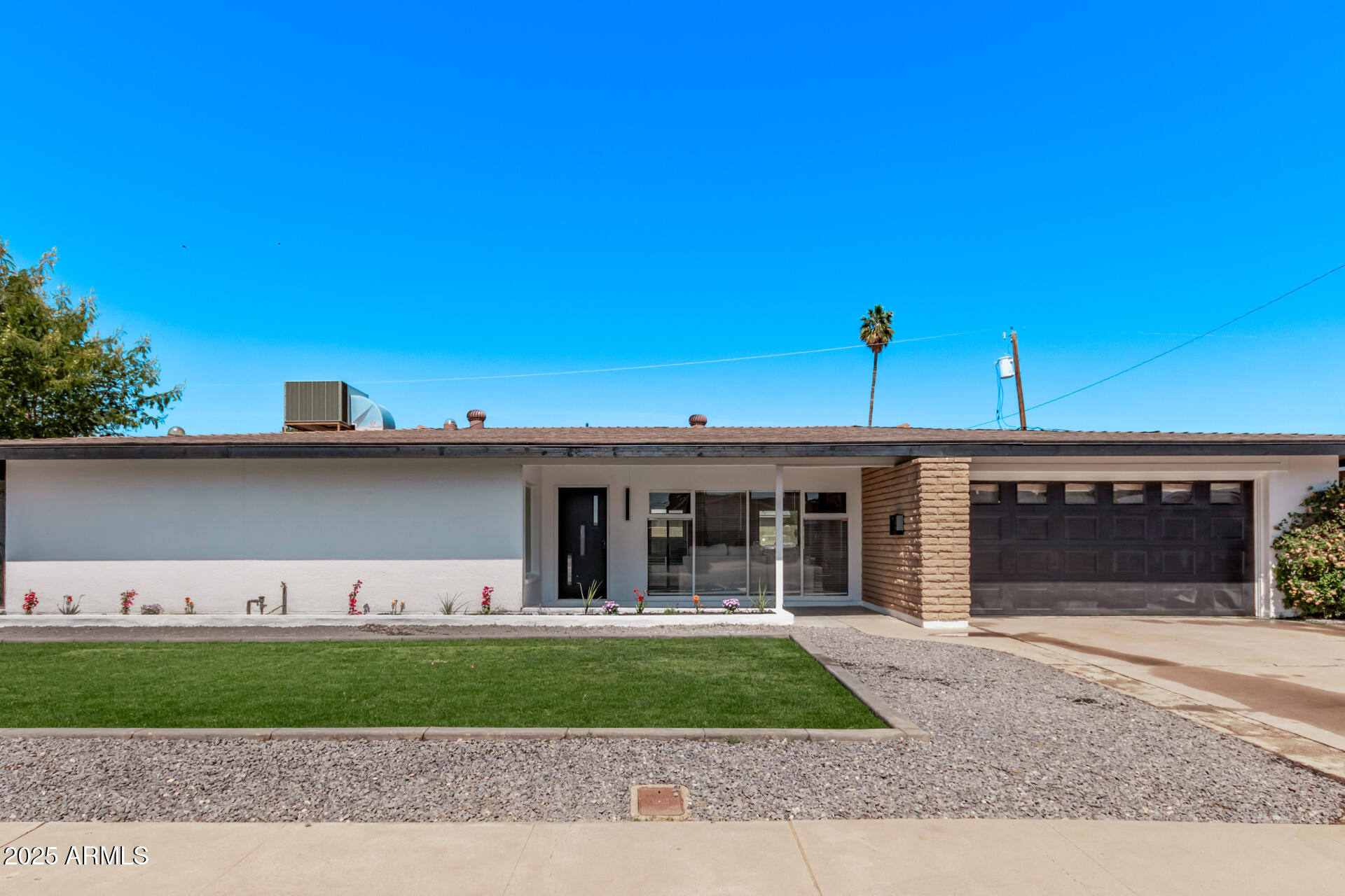 1922 W JOAN DE ARC Avenue