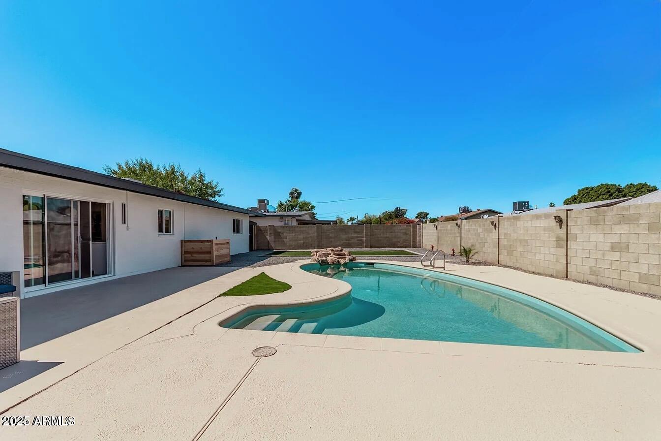 1922 W JOAN DE ARC Avenue