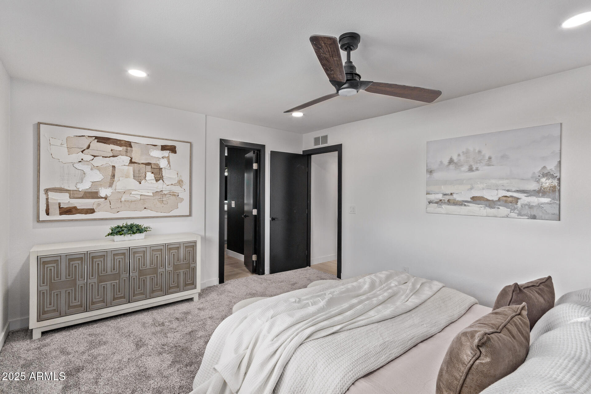 1922 W JOAN DE ARC Avenue