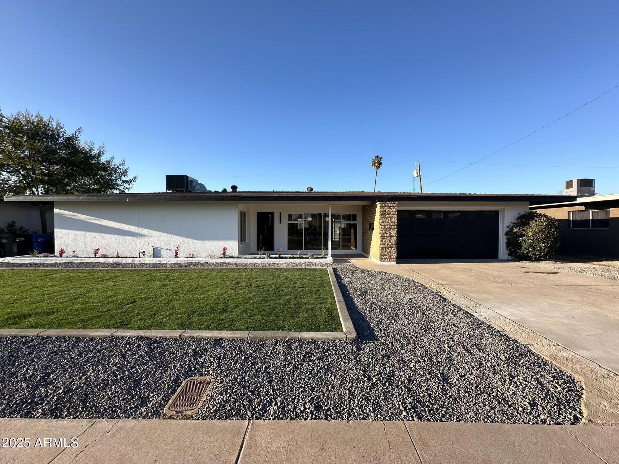 1922 W JOAN DE ARC Avenue