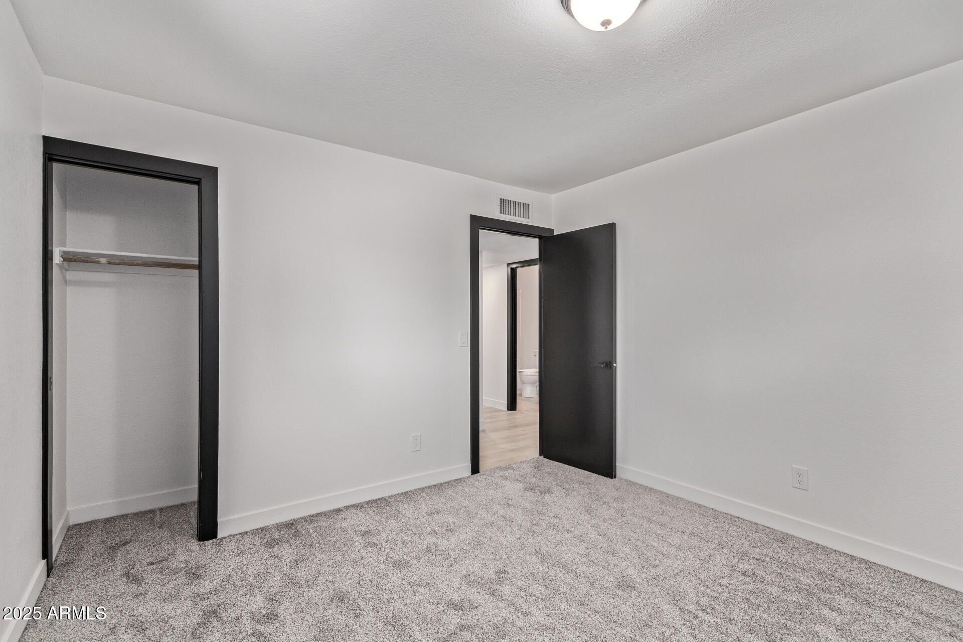 1922 W JOAN DE ARC Avenue