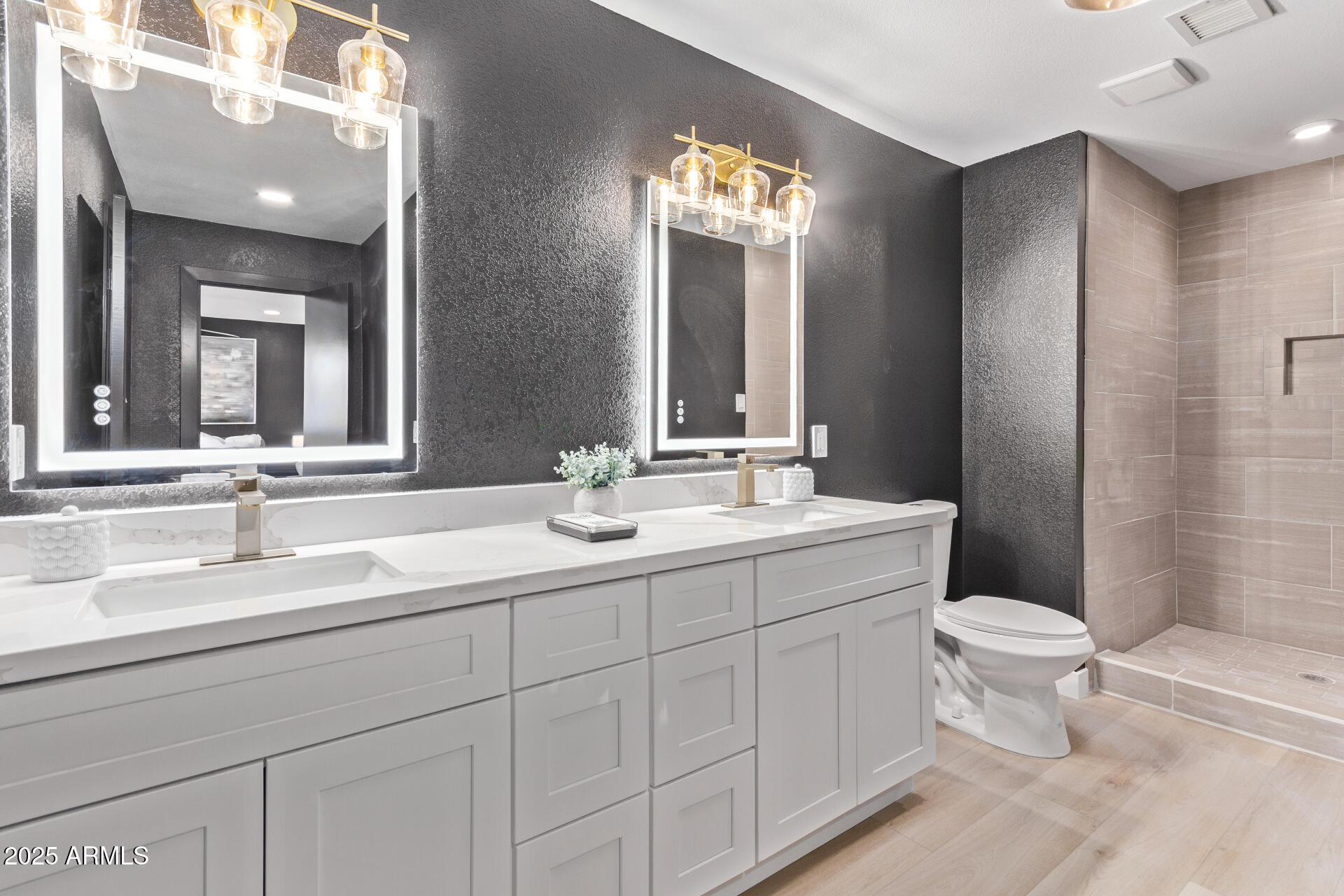 1922 W JOAN DE ARC Avenue