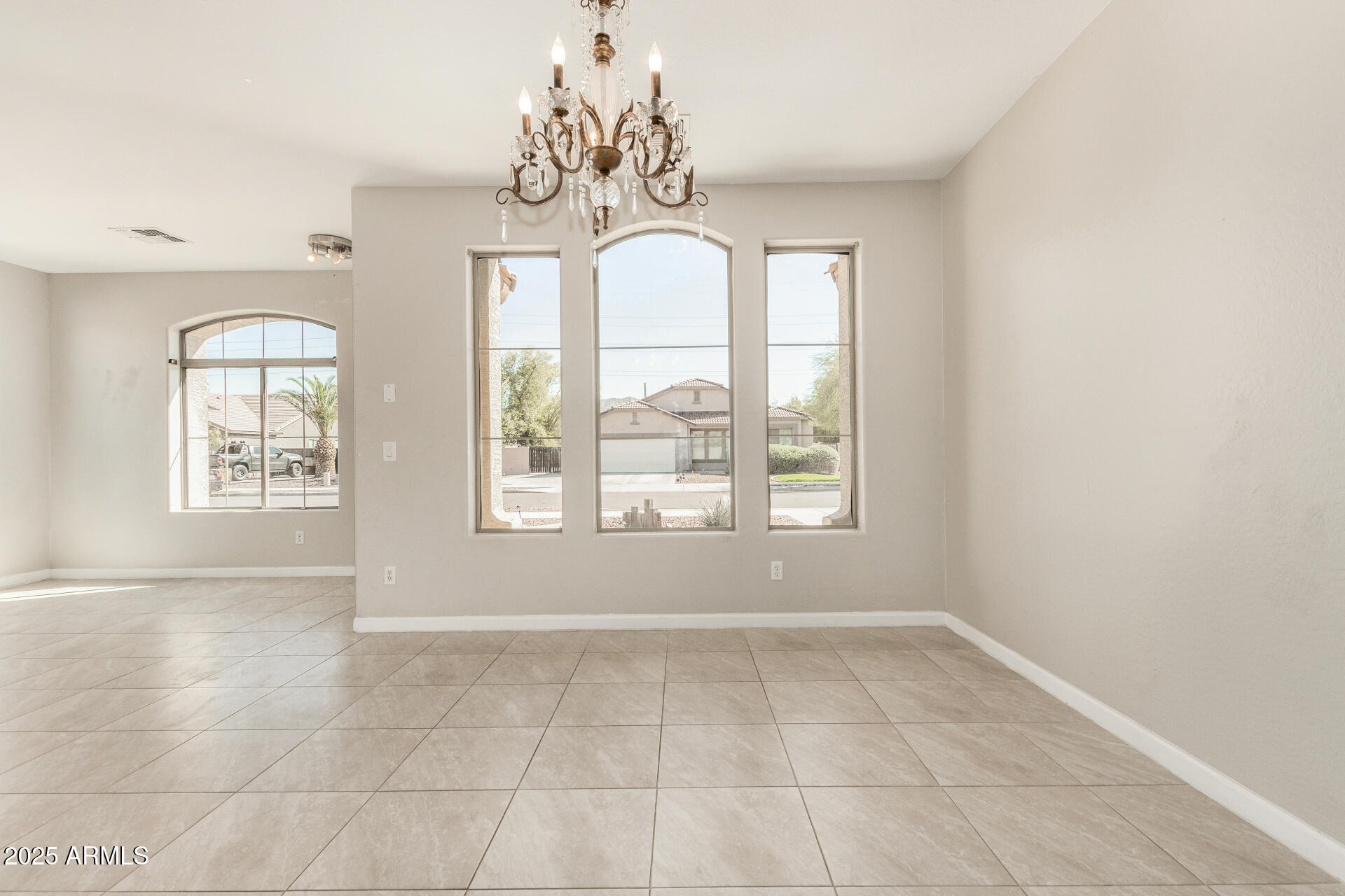 2406 W Darrow Street