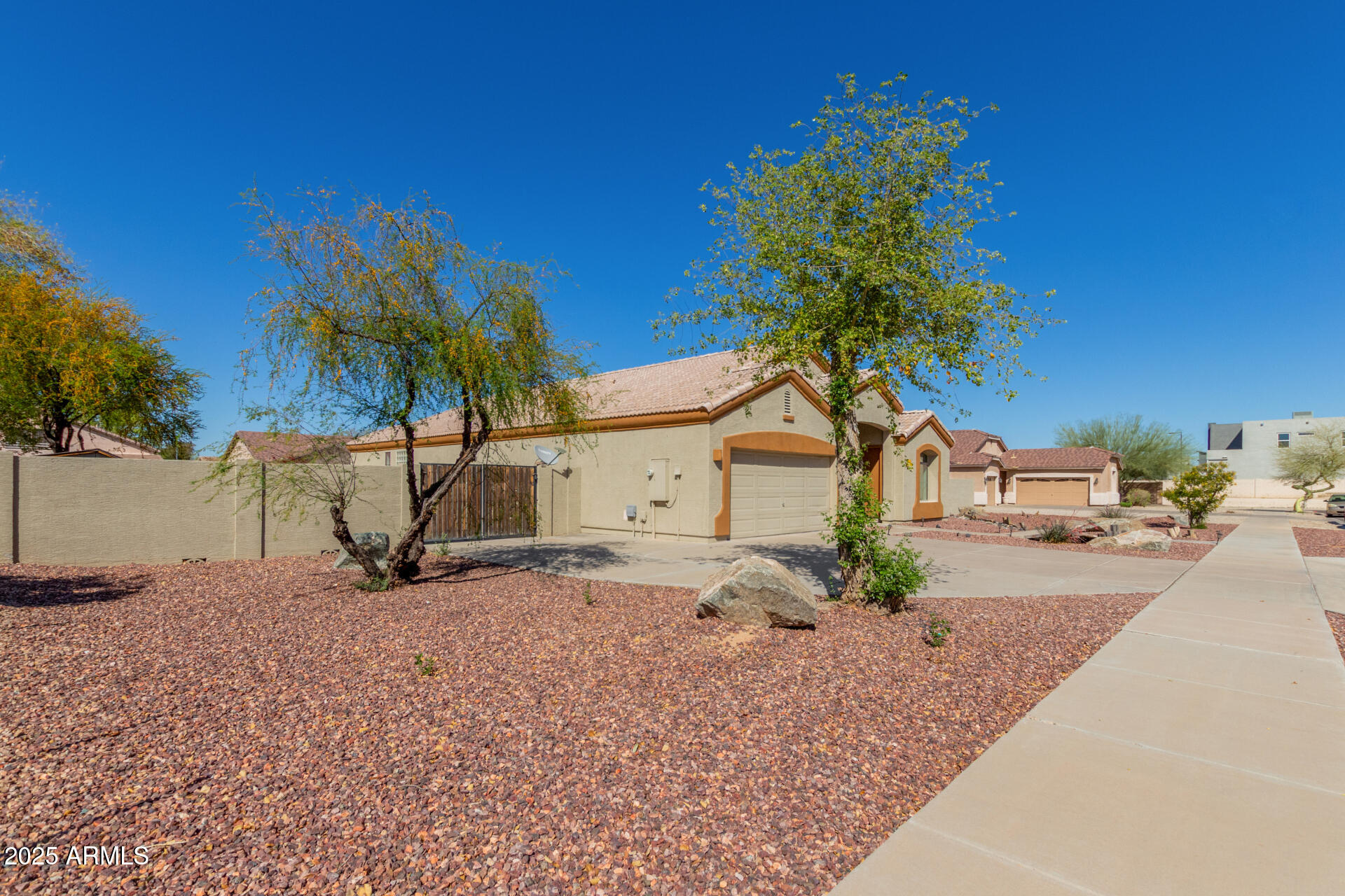 2406 W Darrow Street