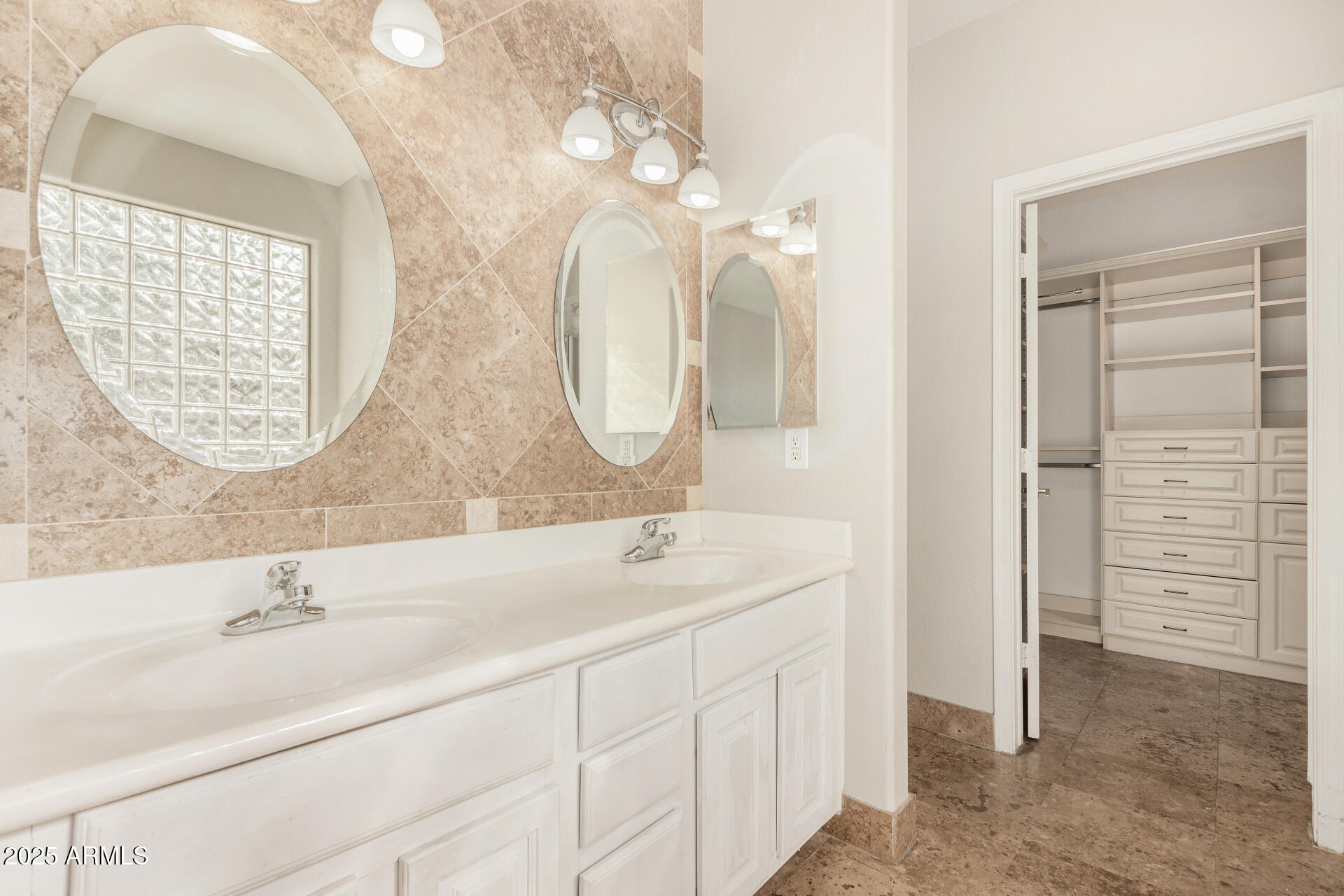 2406 W Darrow Street