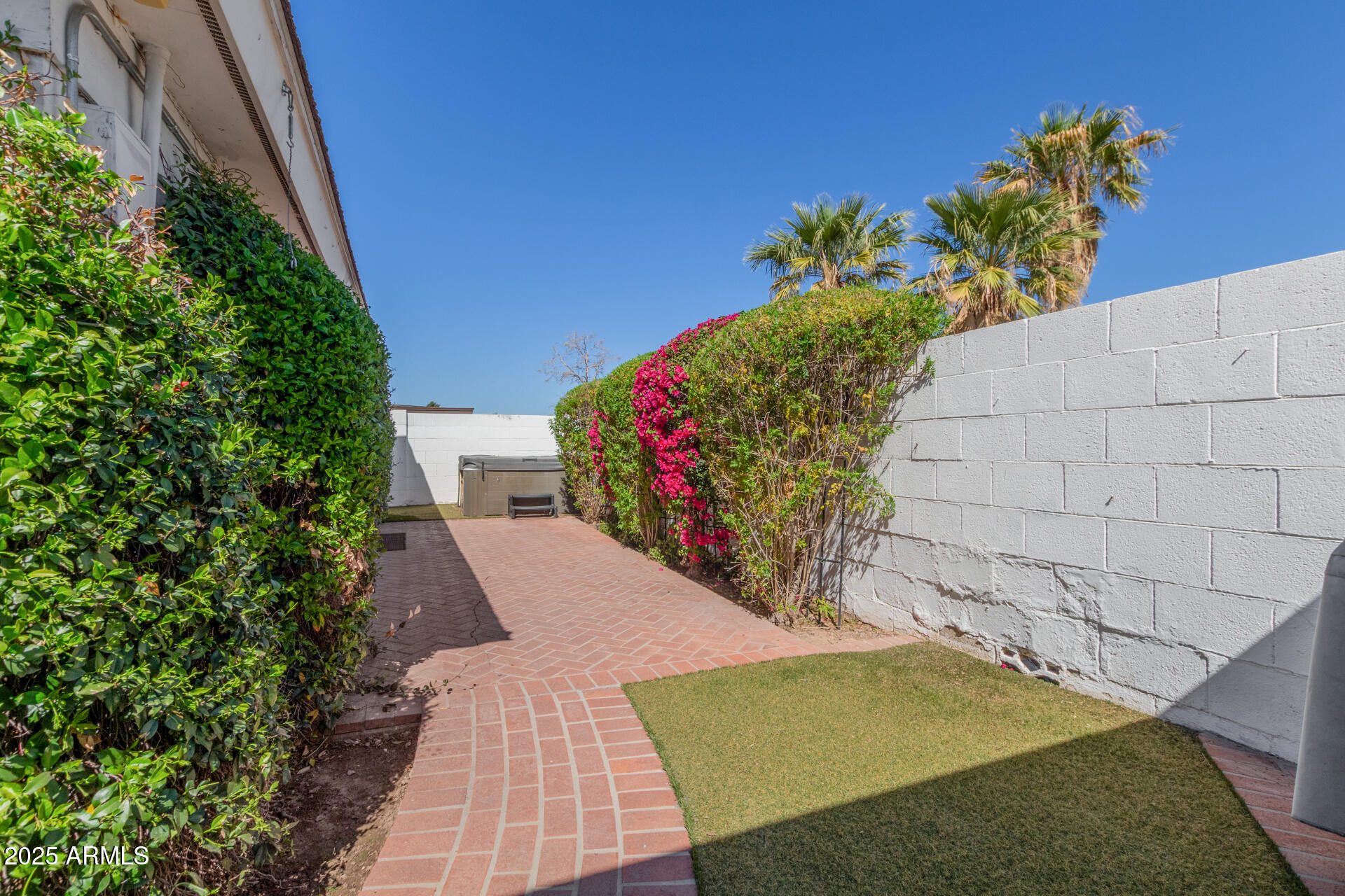 2314 W PARADISE Drive