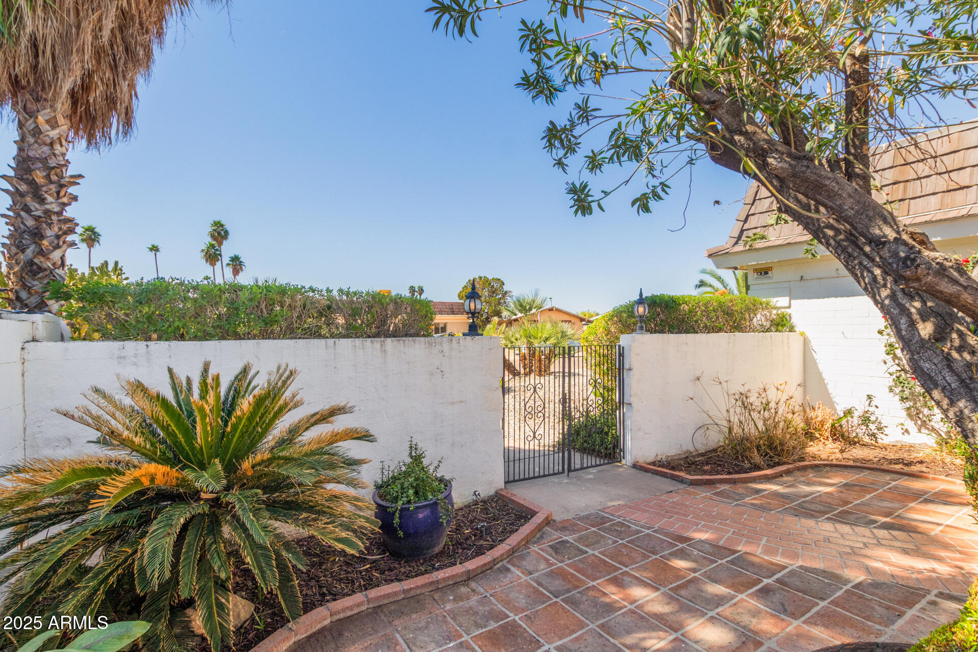 2314 W PARADISE Drive