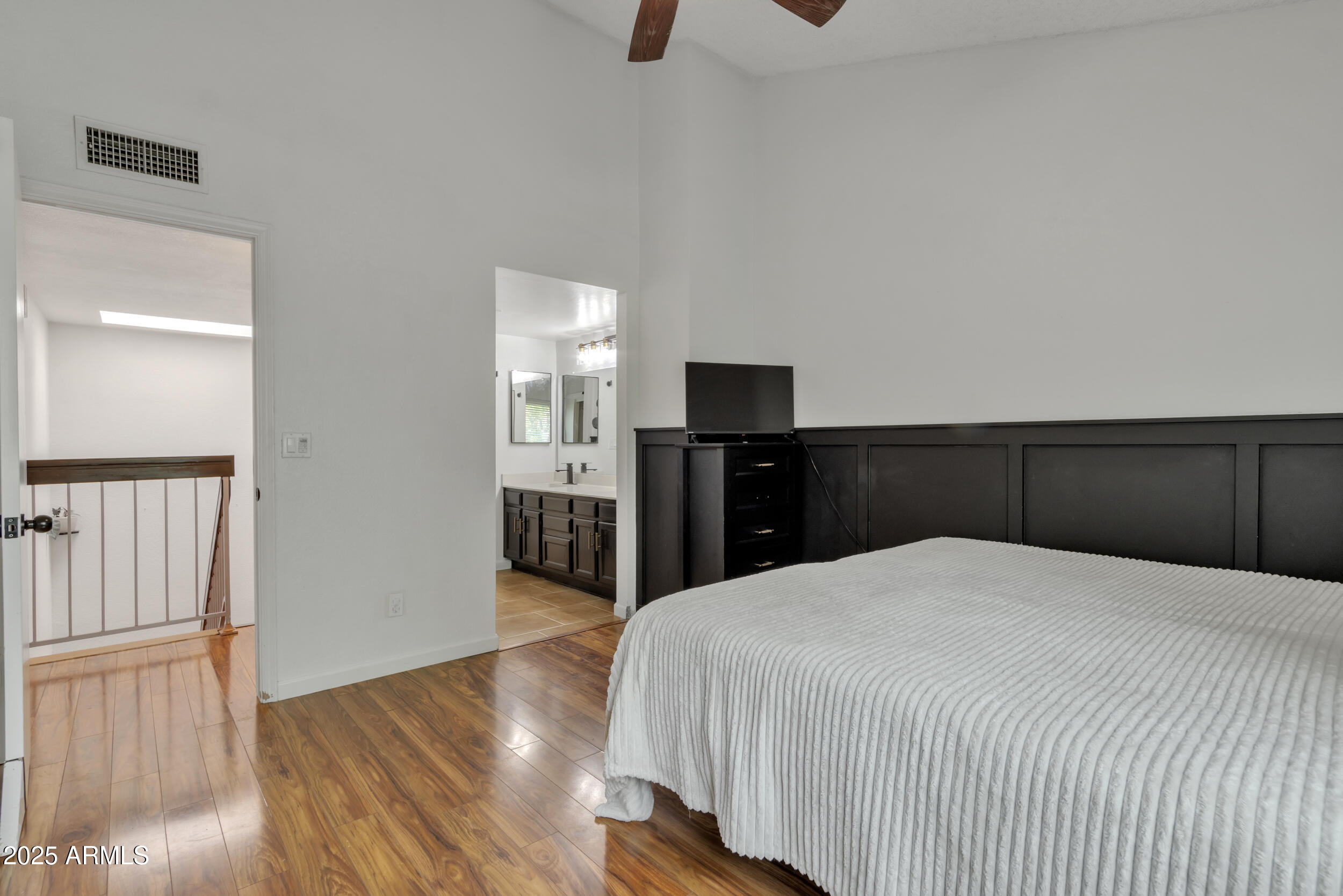 2834 S Extension Road, 1079