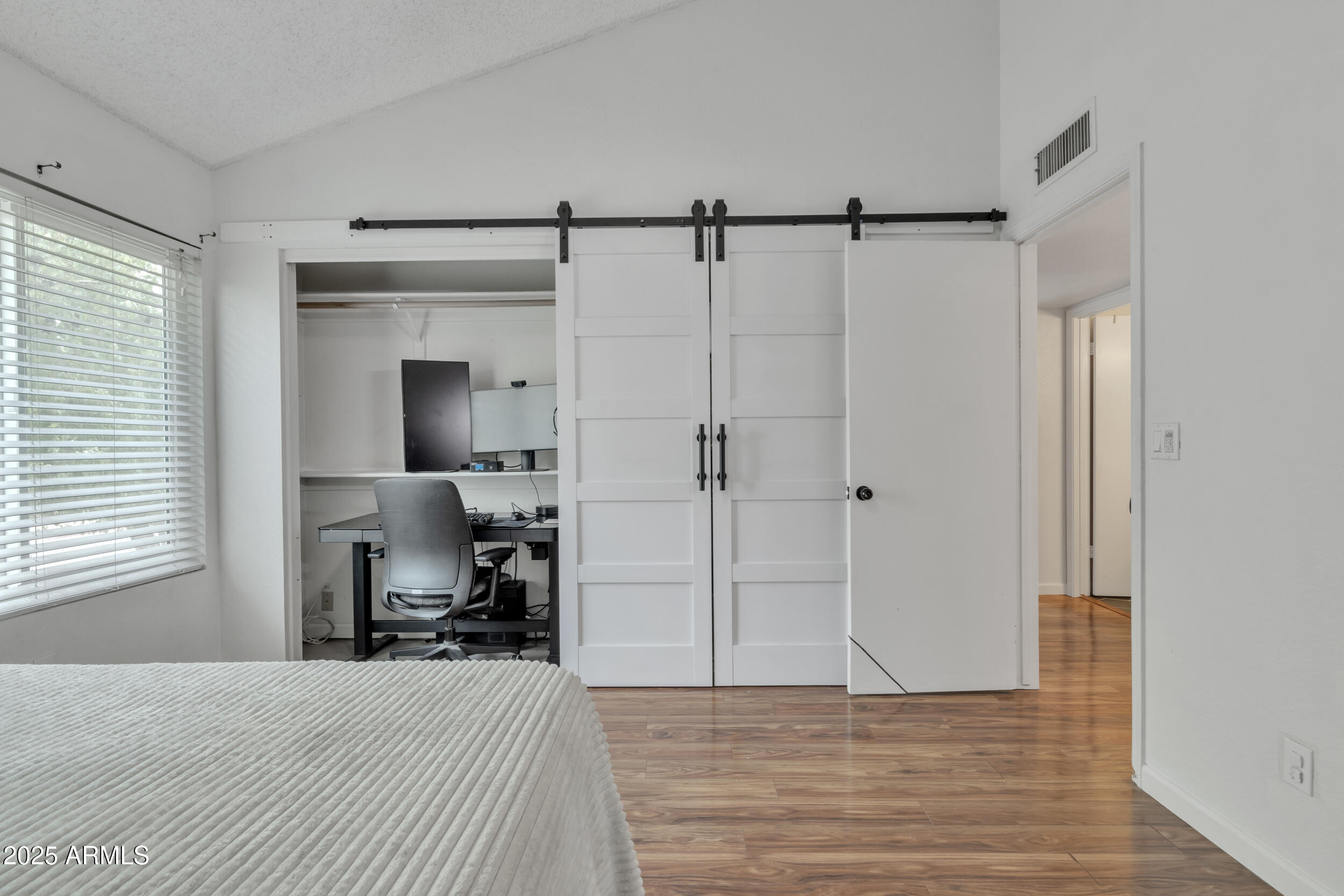 2834 S Extension Road, 1079