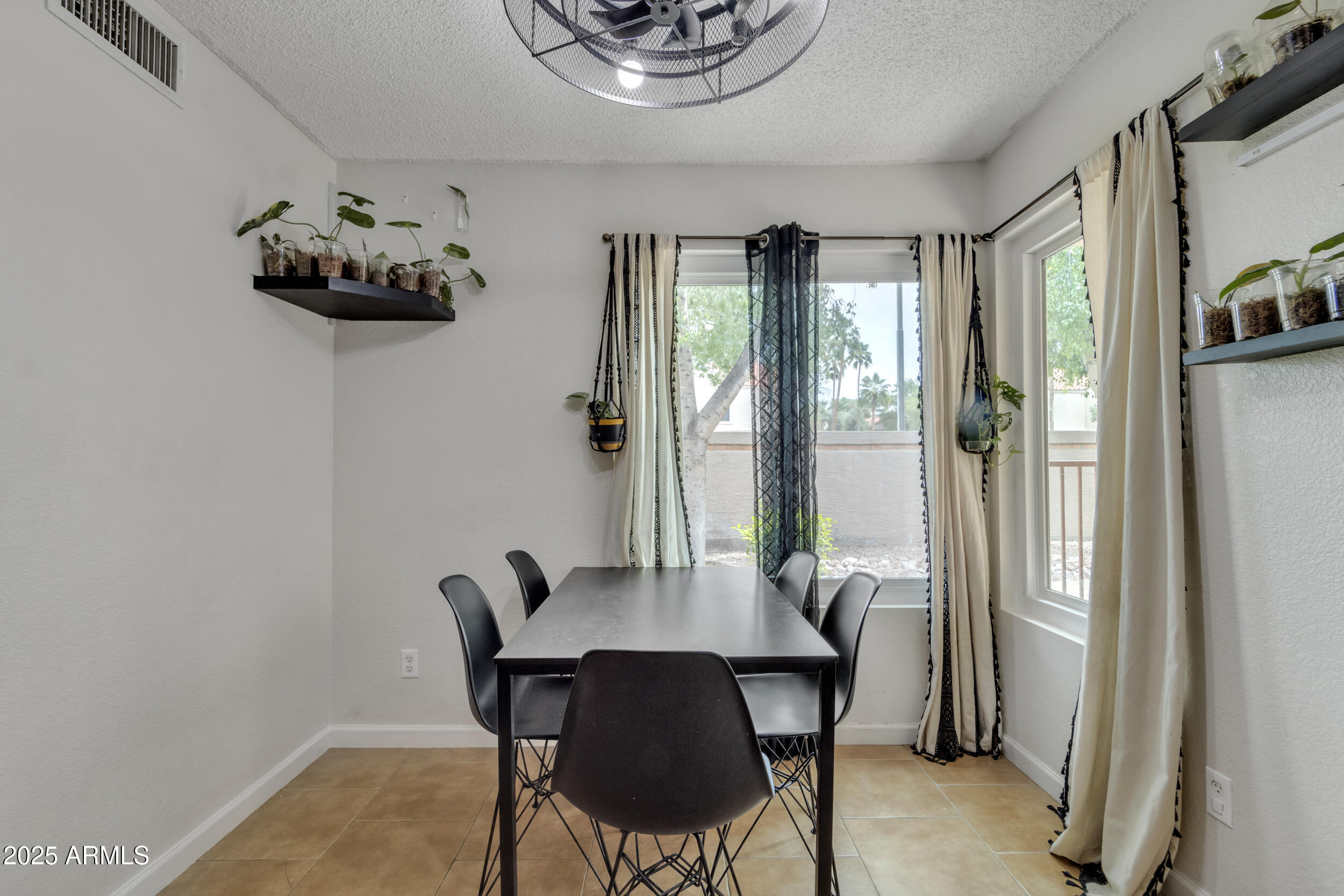 2834 S Extension Road, 1079
