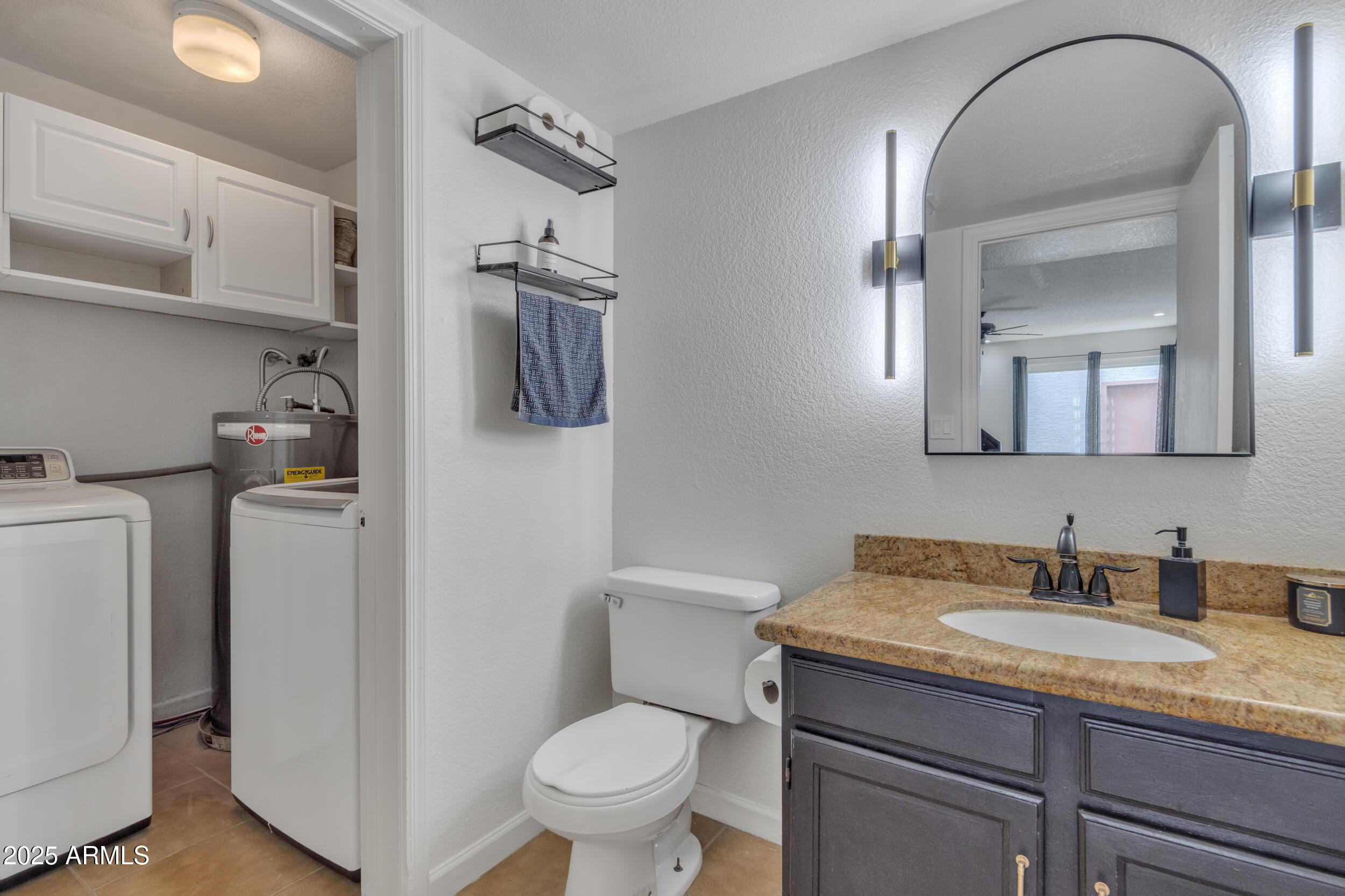 2834 S Extension Road, 1079