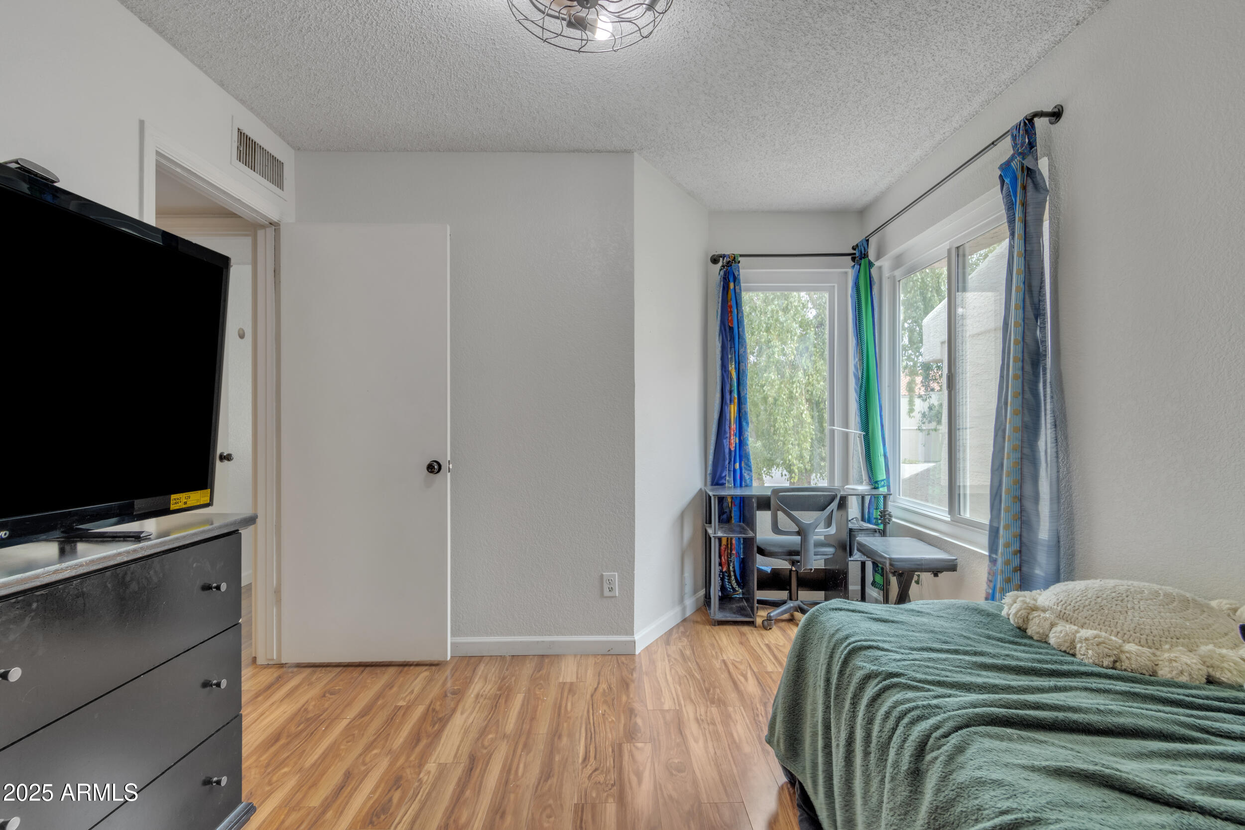 2834 S Extension Road, 1079