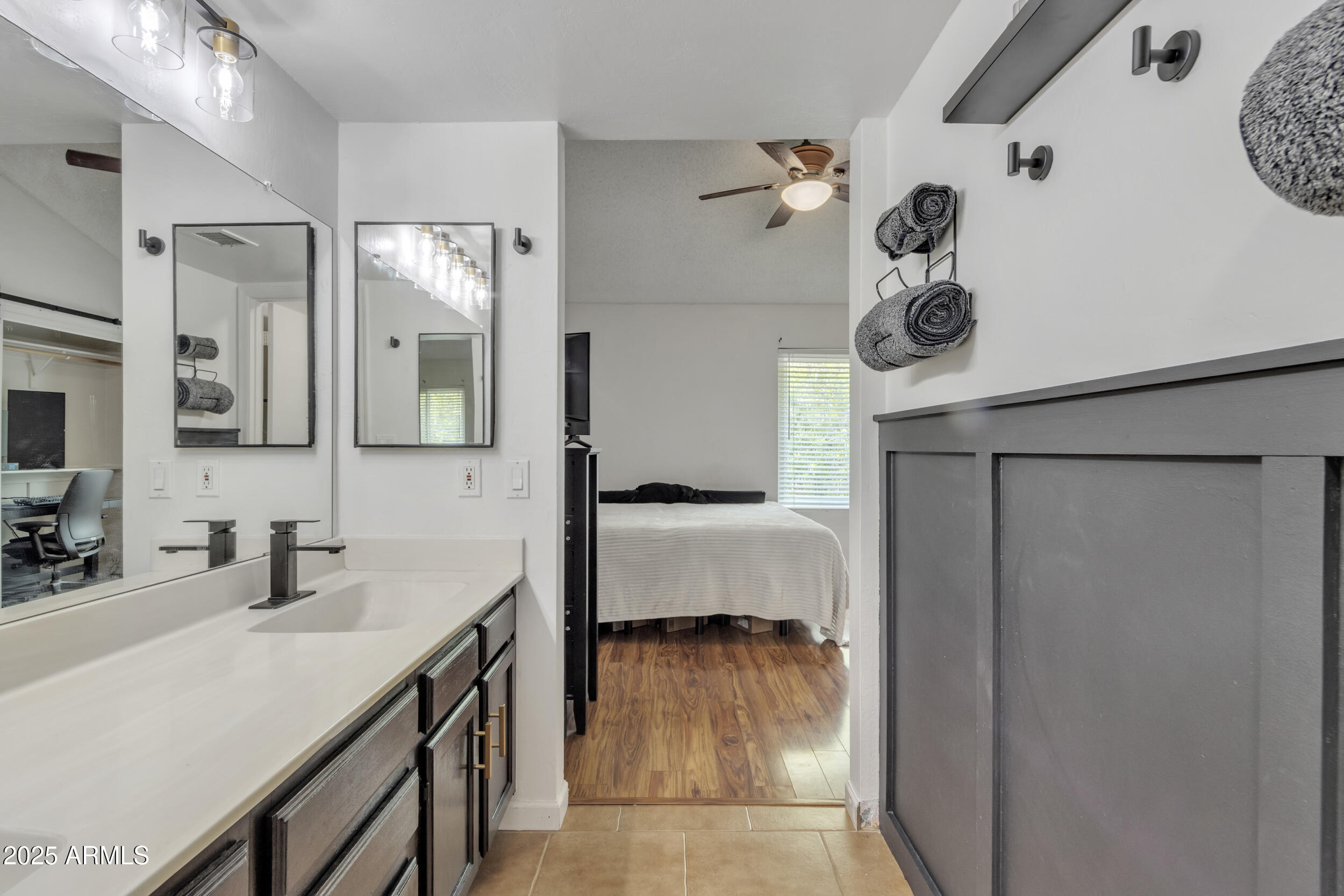 2834 S Extension Road, 1079