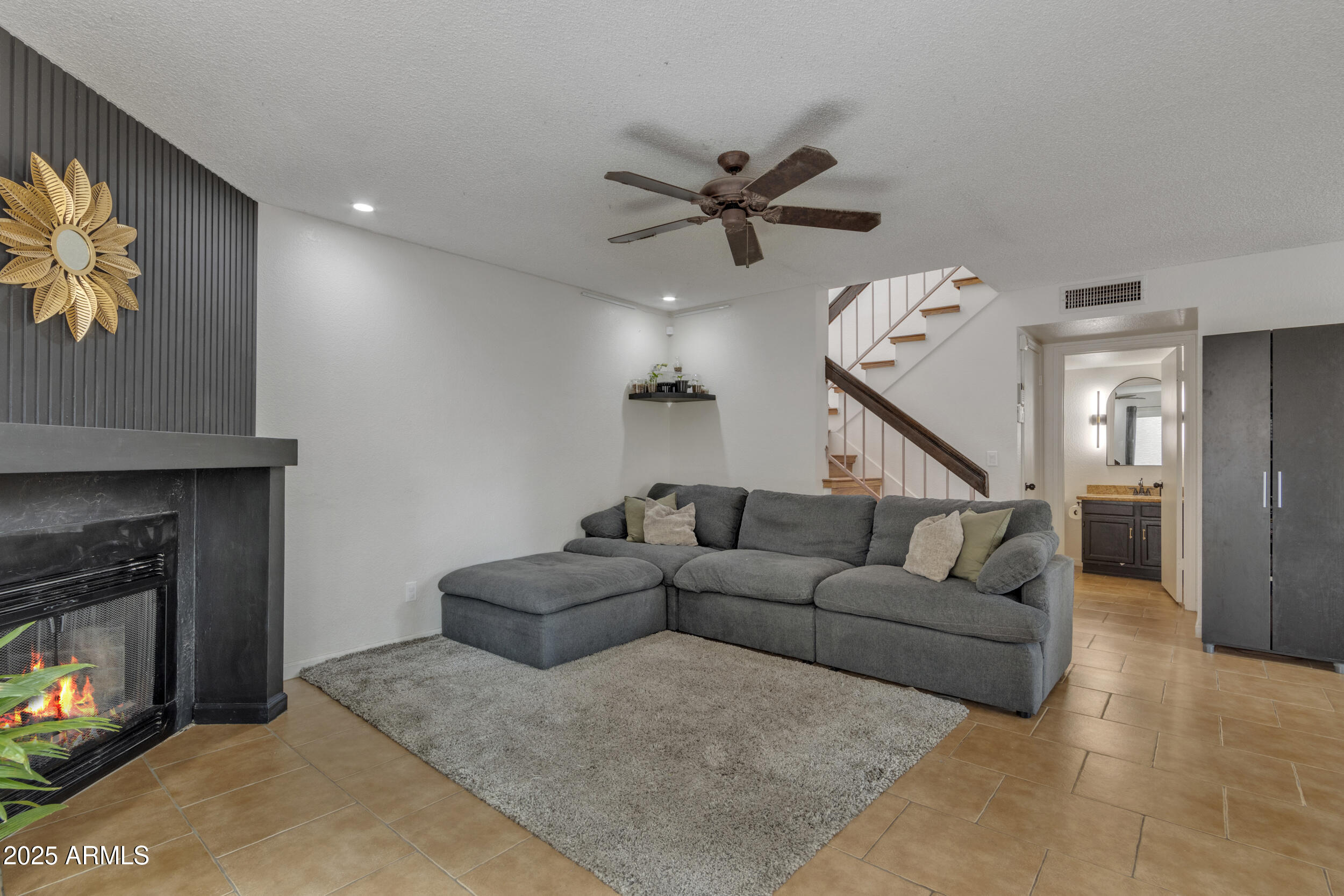 2834 S Extension Road, 1079