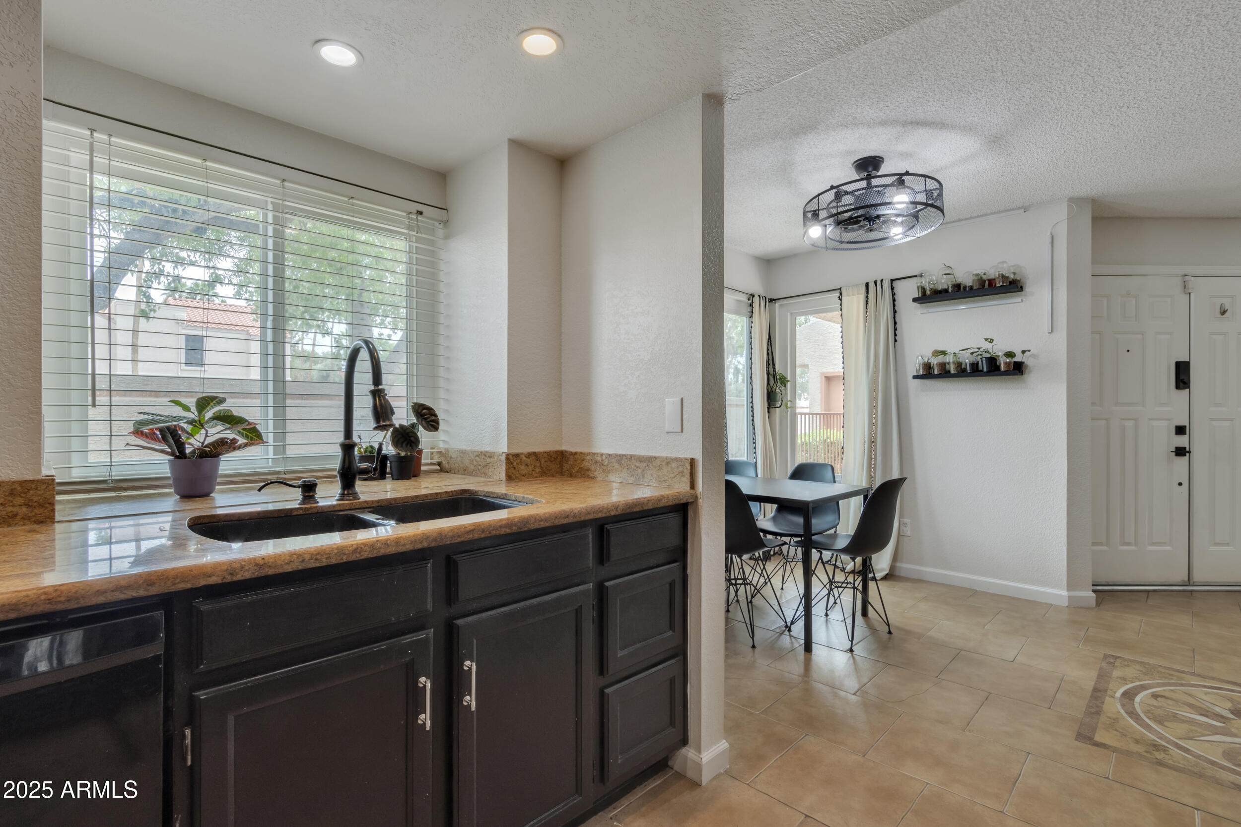 2834 S Extension Road, 1079