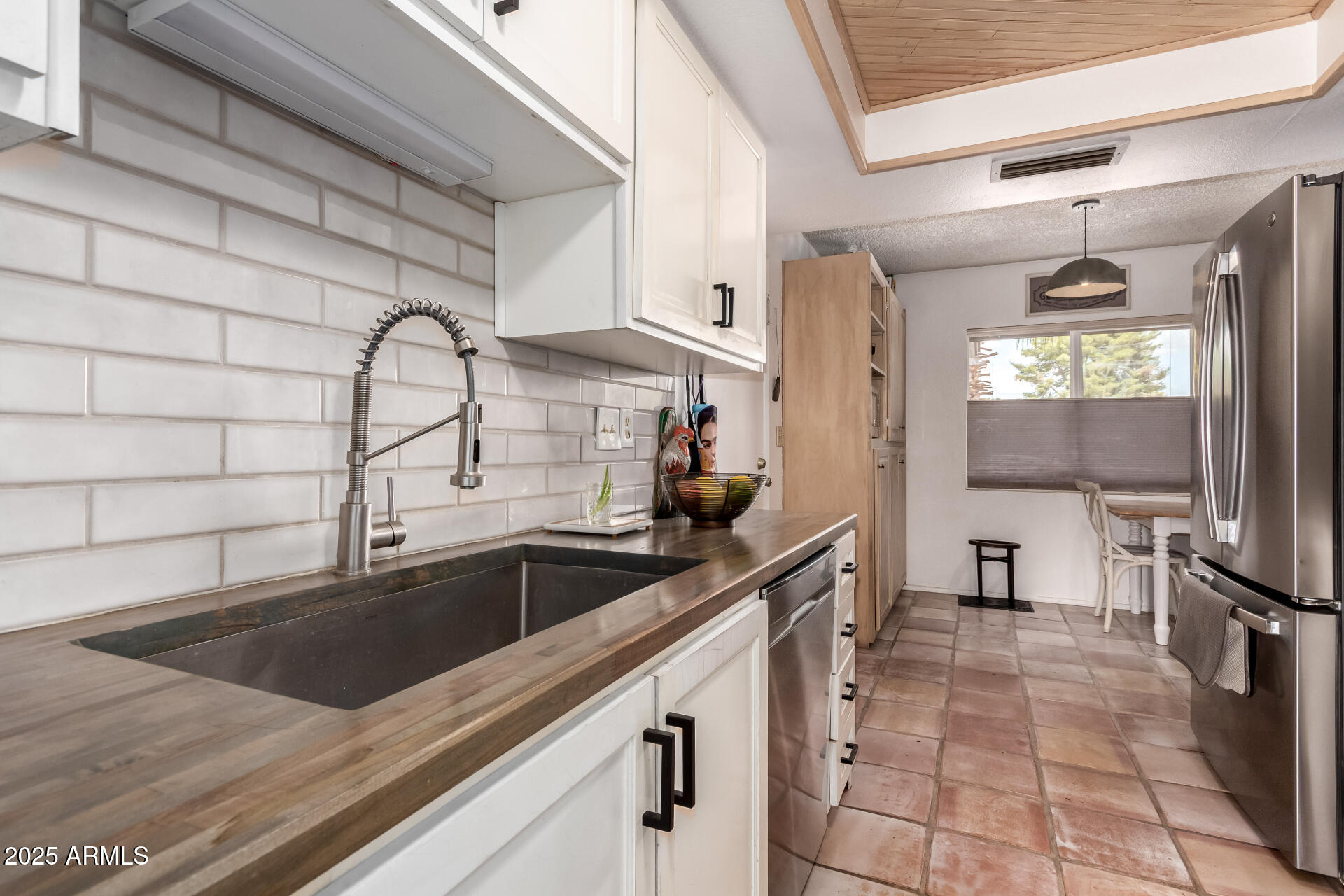 1153 W MESQUITE Street