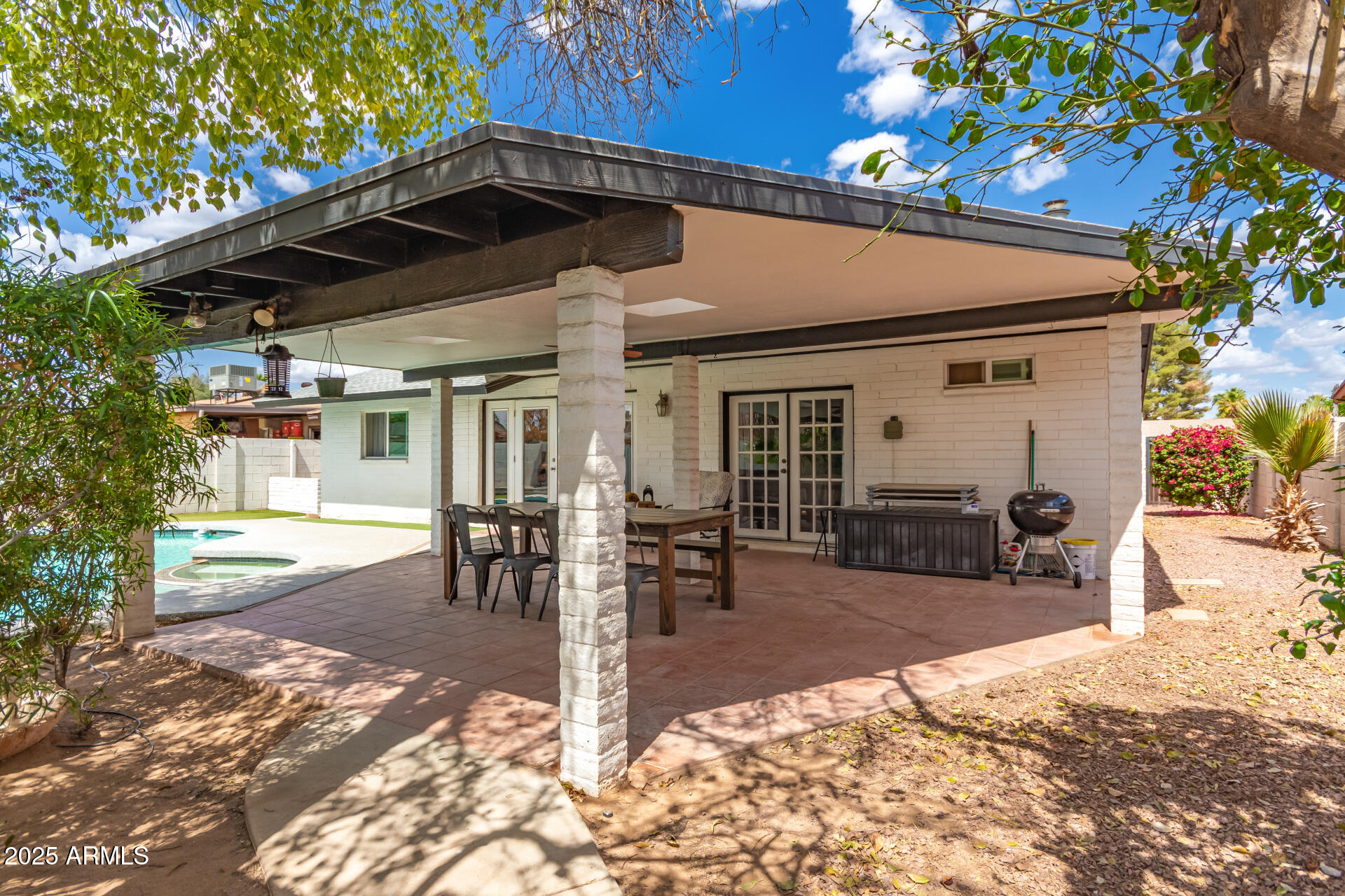 1153 W MESQUITE Street