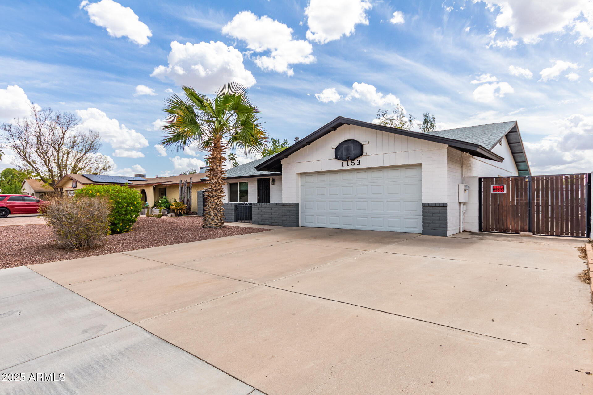 1153 W MESQUITE Street