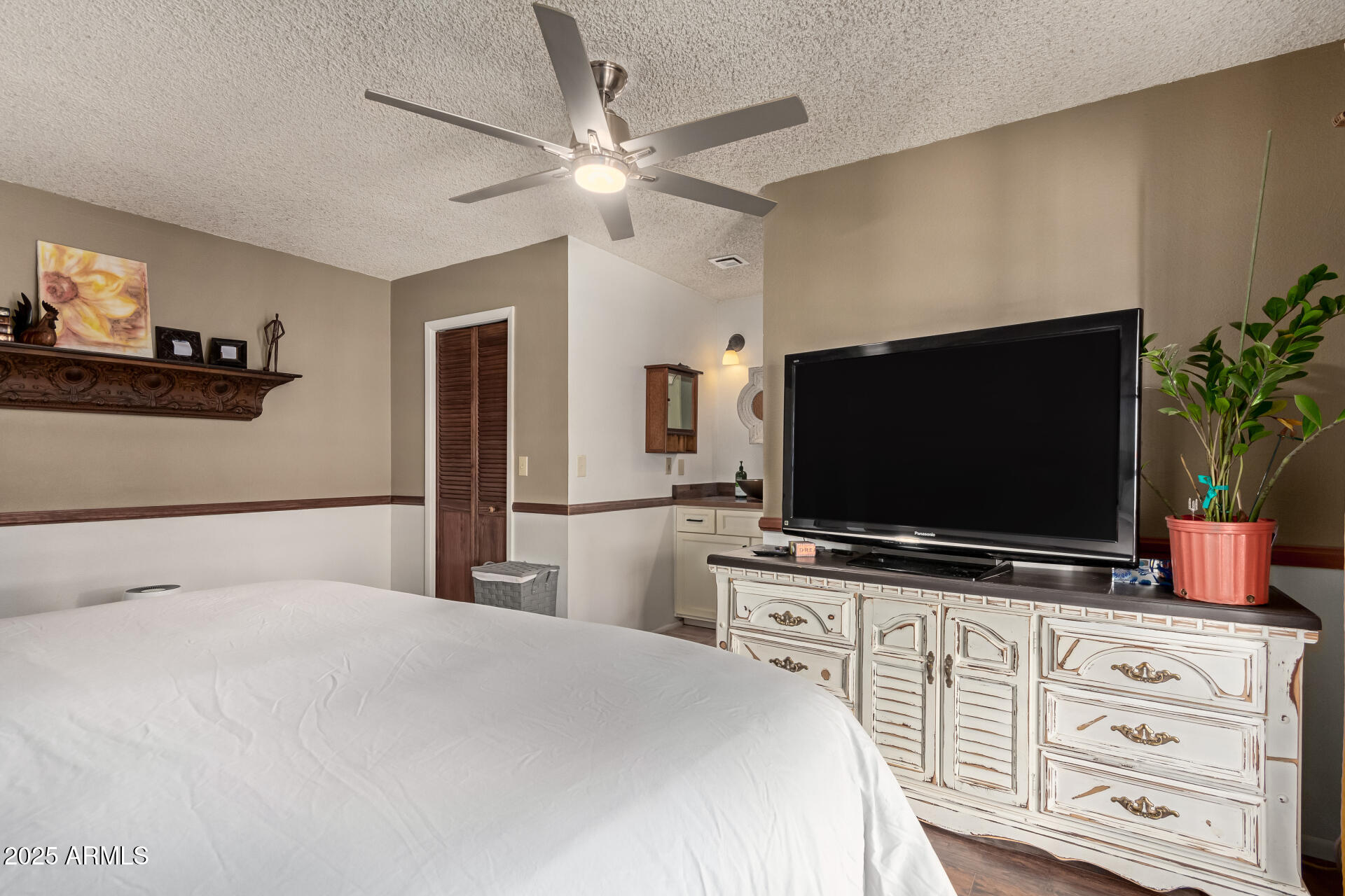 1153 W MESQUITE Street