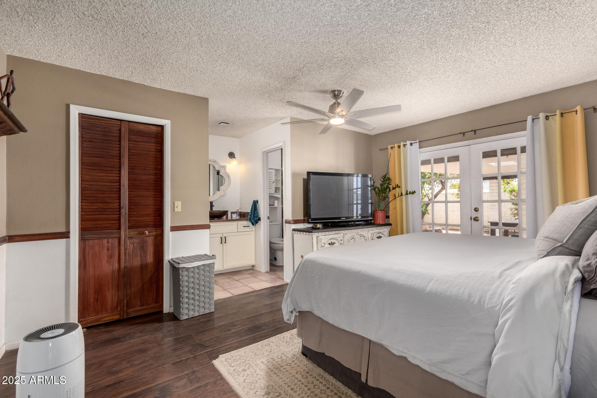 1153 W MESQUITE Street