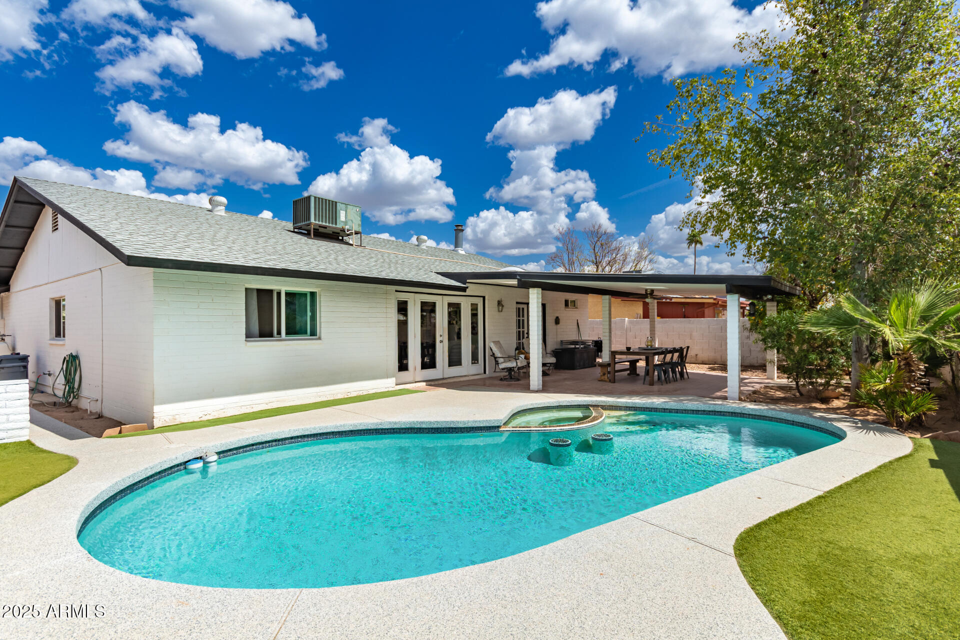 1153 W MESQUITE Street