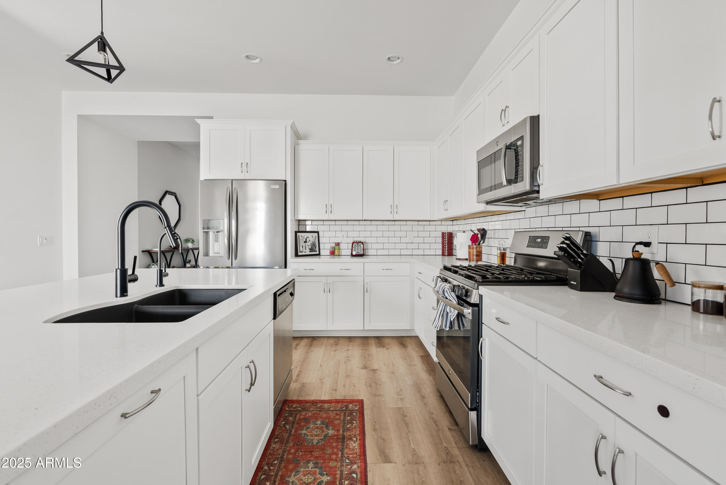 948 E LA MIRADA Drive