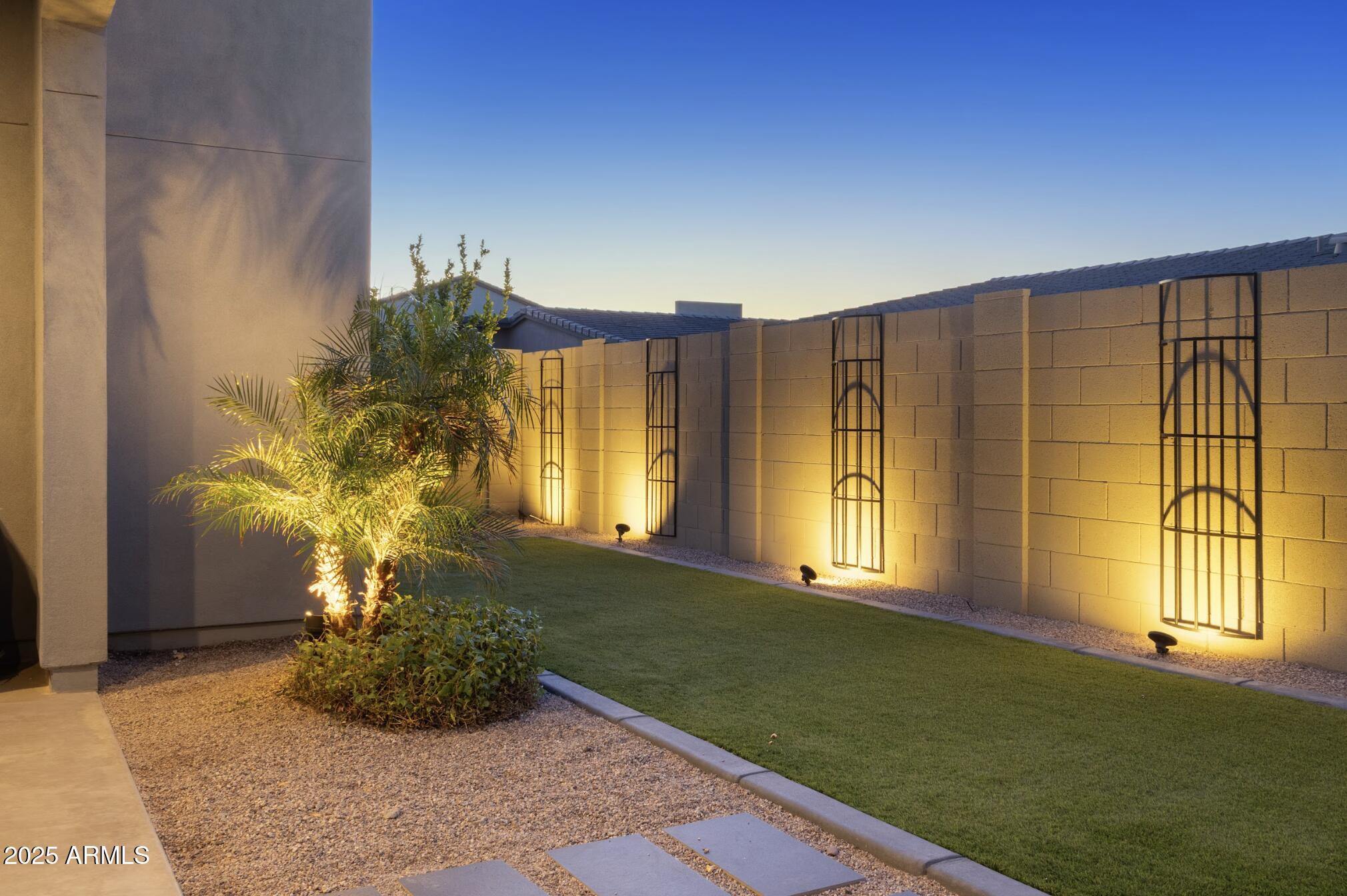 948 E LA MIRADA Drive