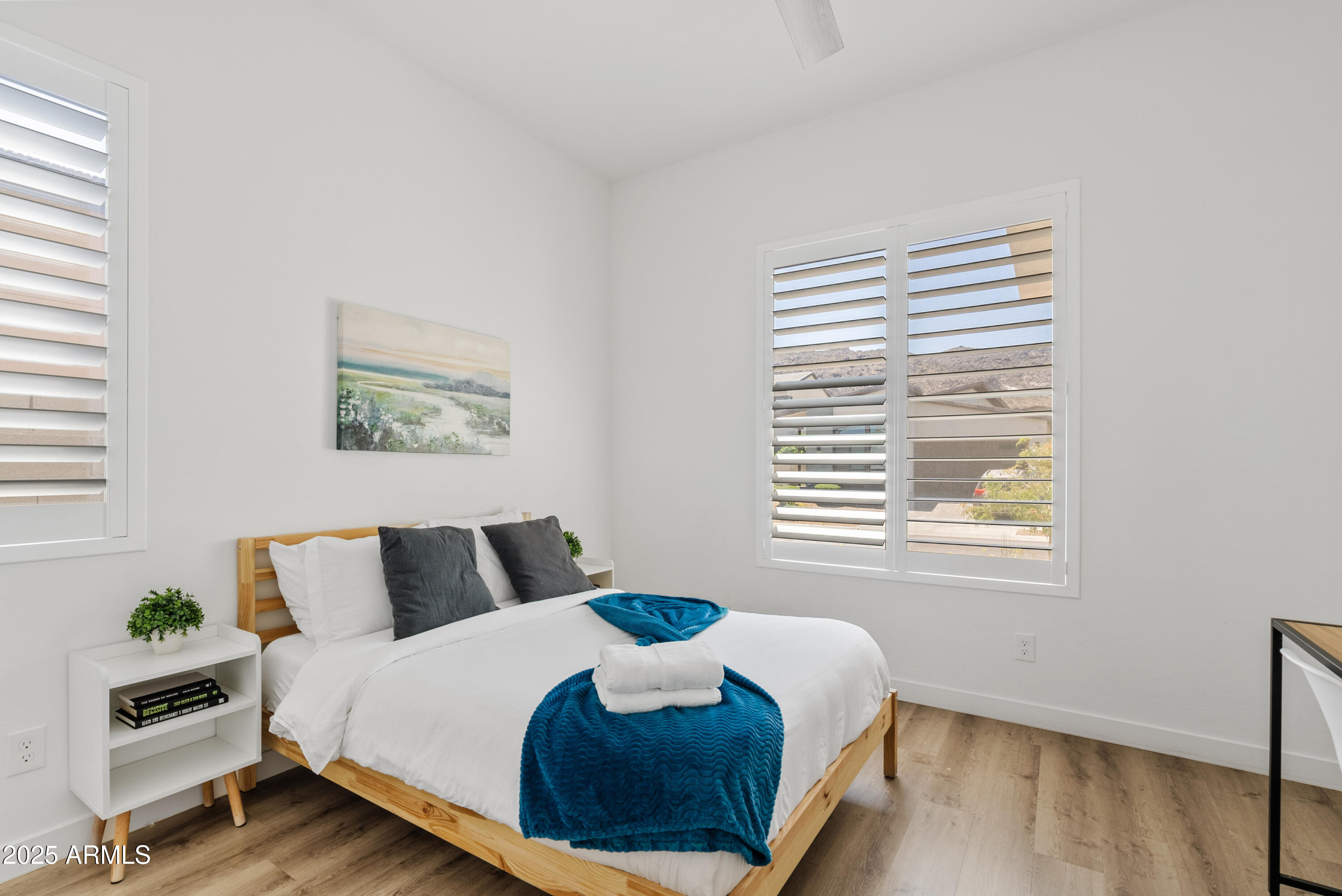 948 E LA MIRADA Drive