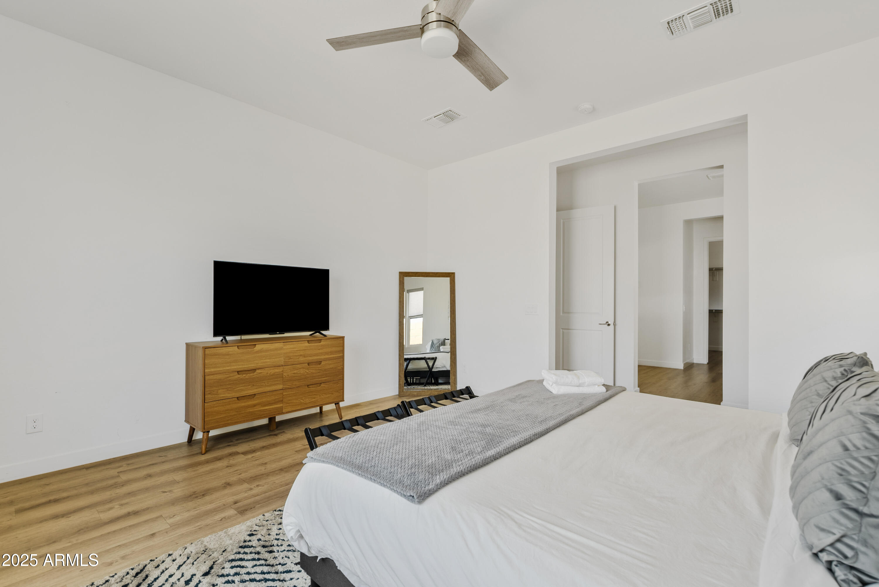 948 E LA MIRADA Drive