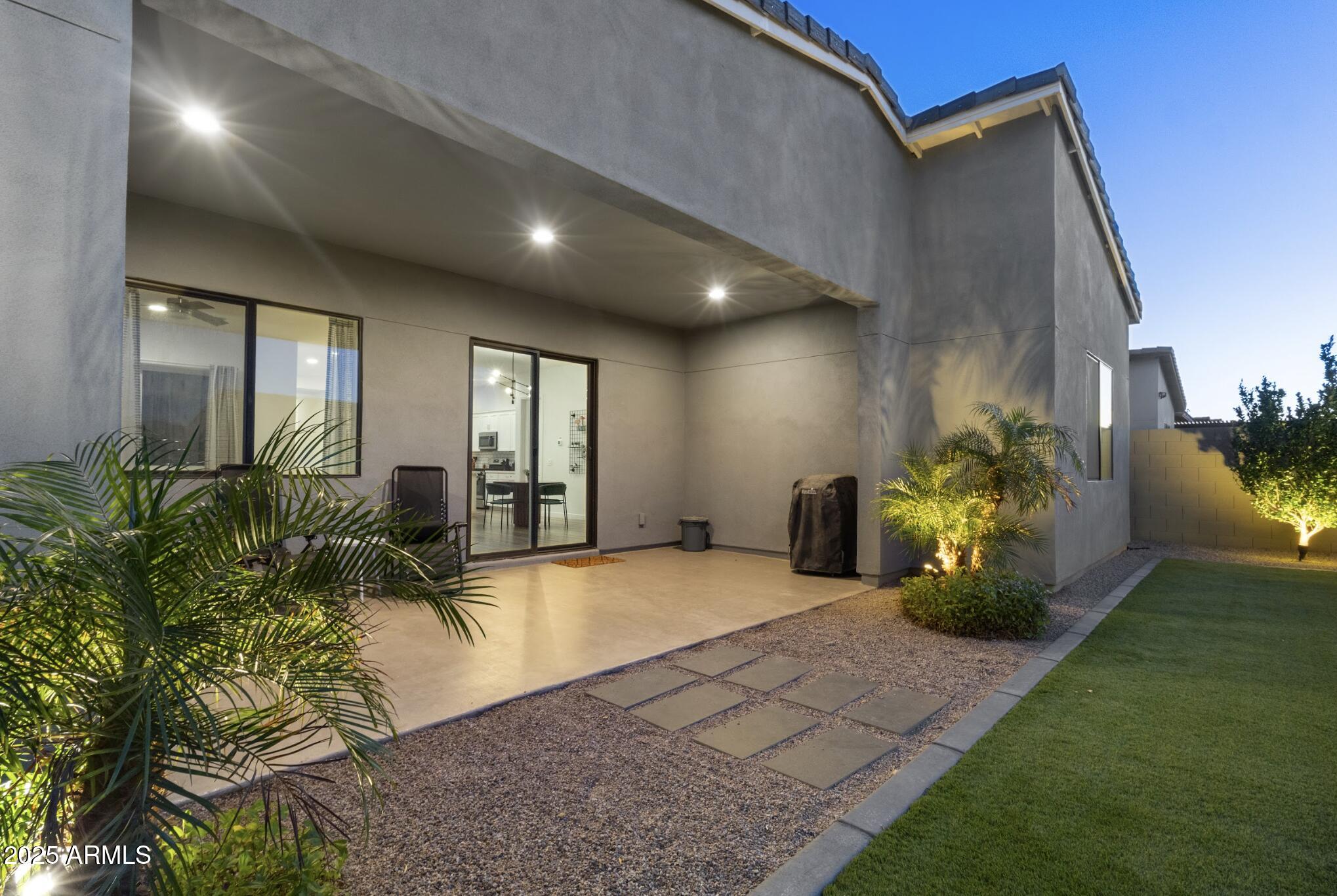 948 E LA MIRADA Drive