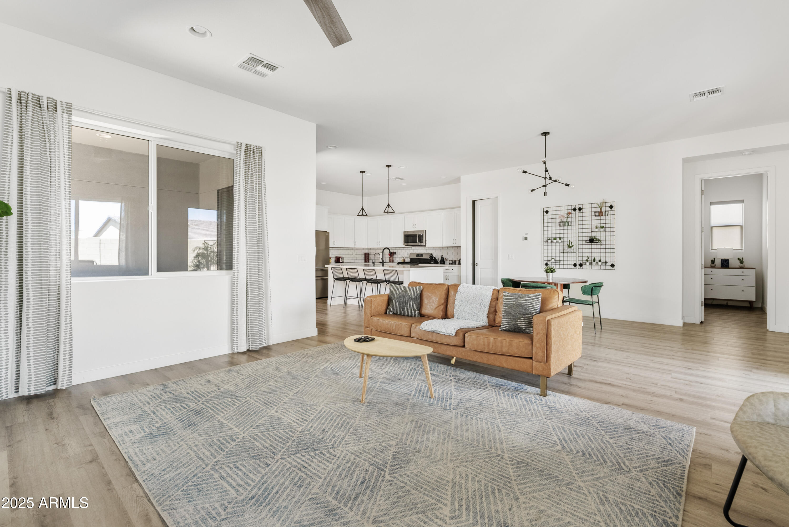 948 E LA MIRADA Drive