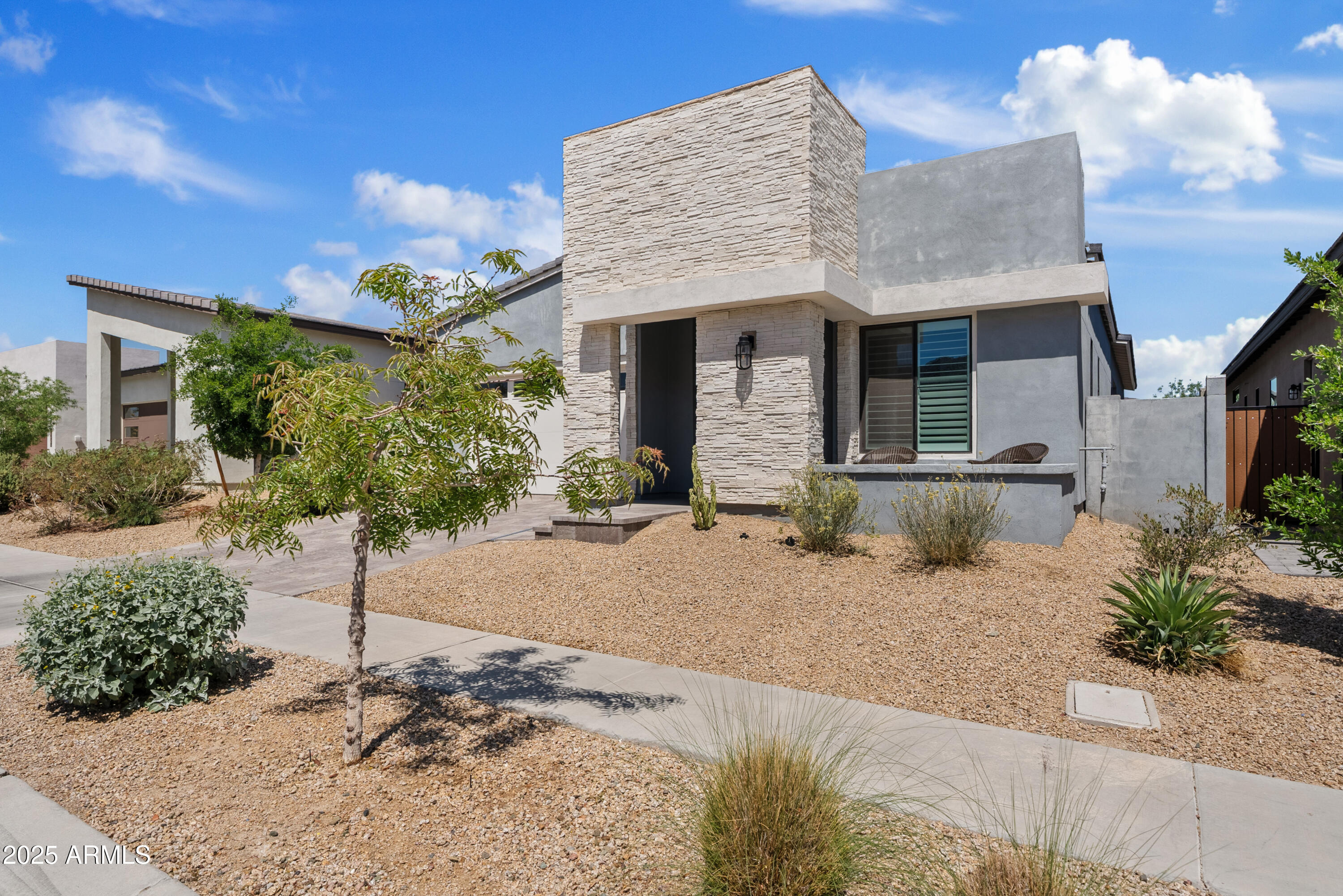 948 E LA MIRADA Drive