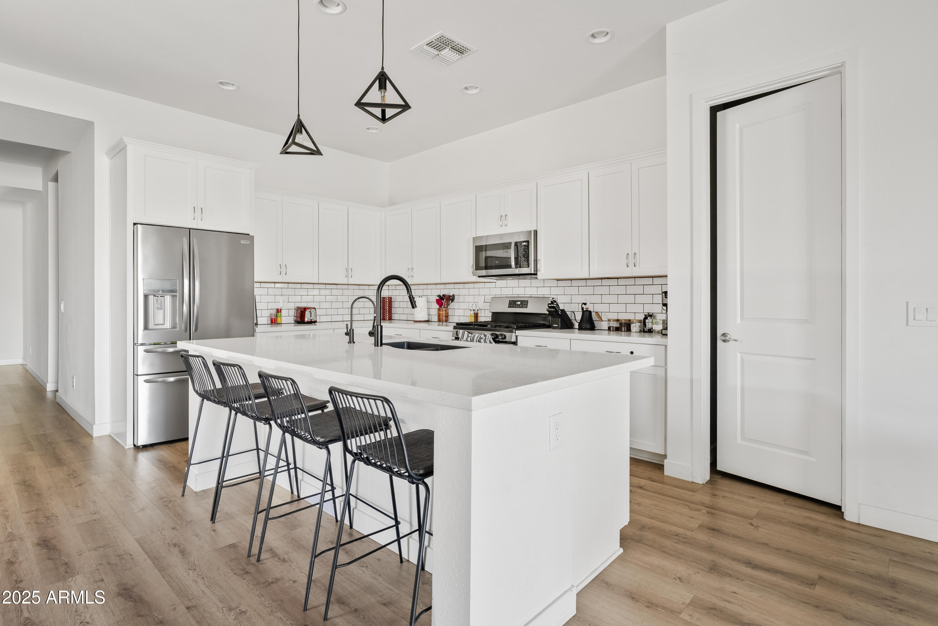 948 E LA MIRADA Drive