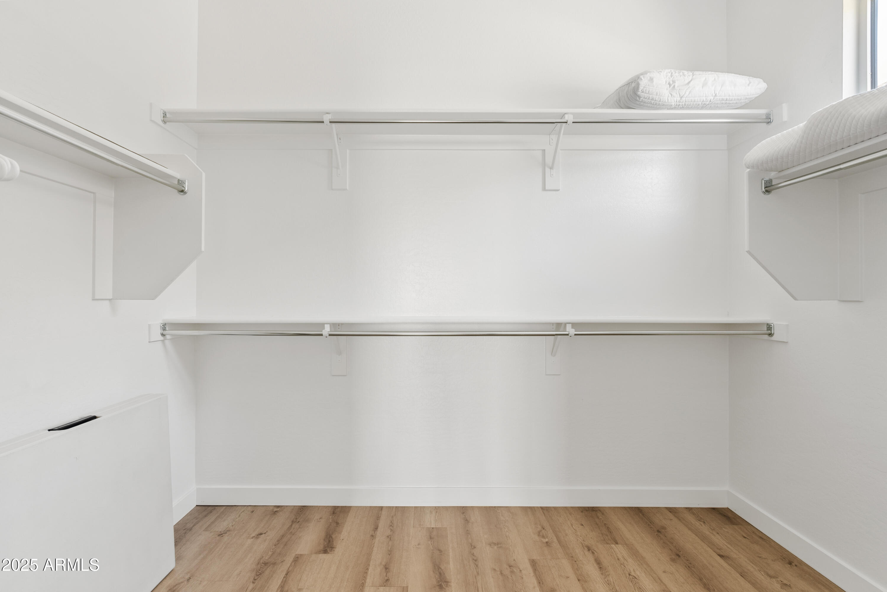 948 E LA MIRADA Drive