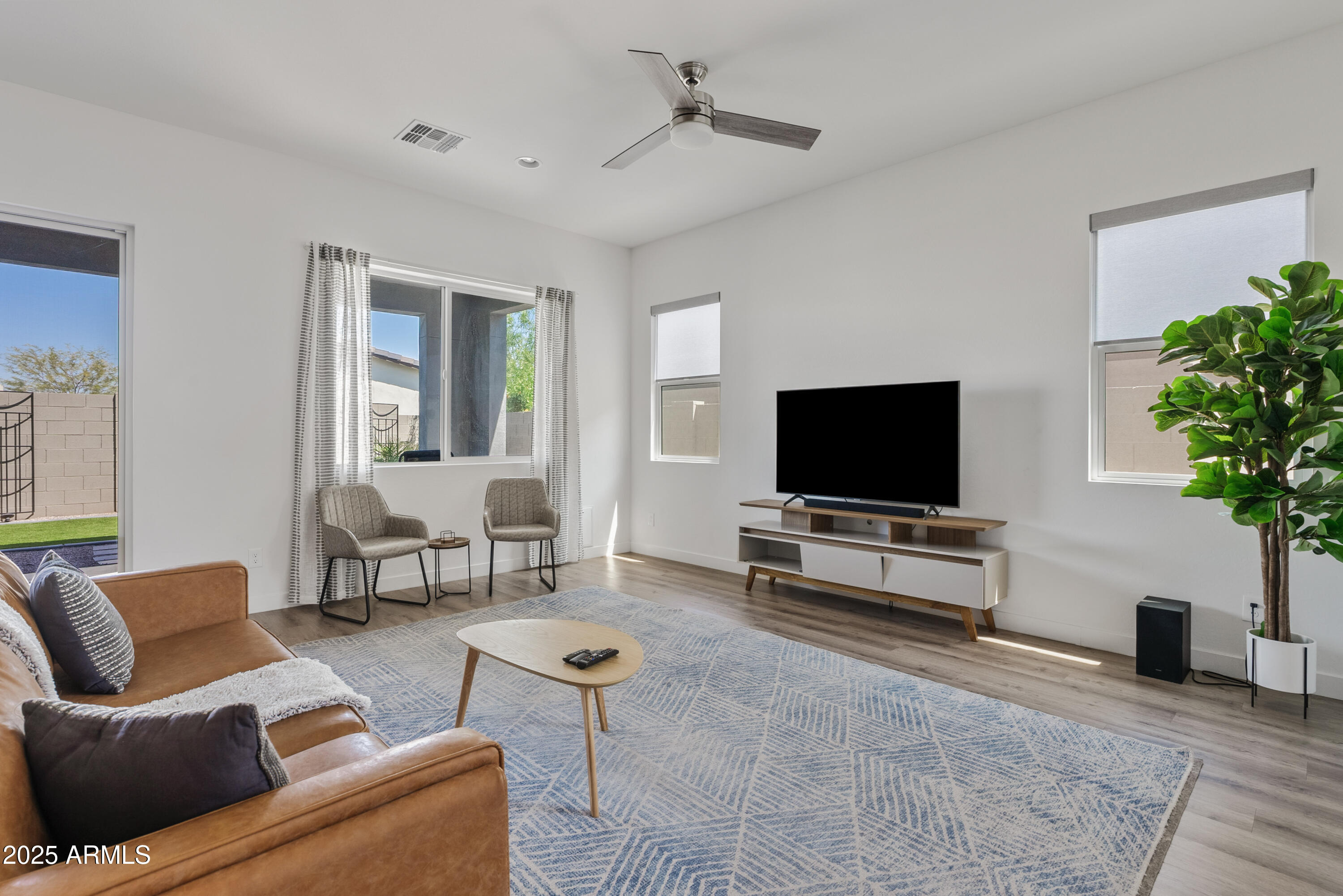 948 E LA MIRADA Drive