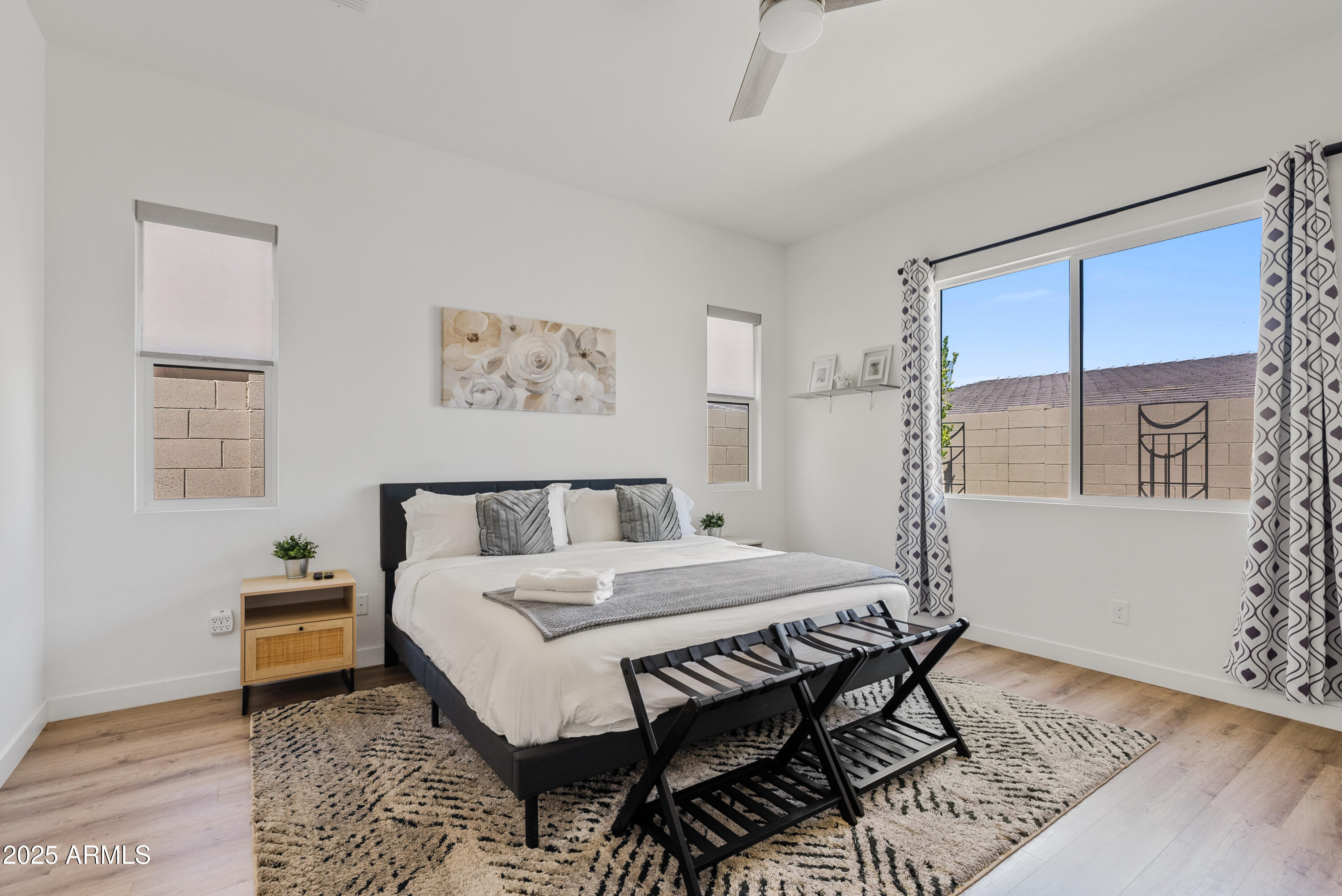 948 E LA MIRADA Drive