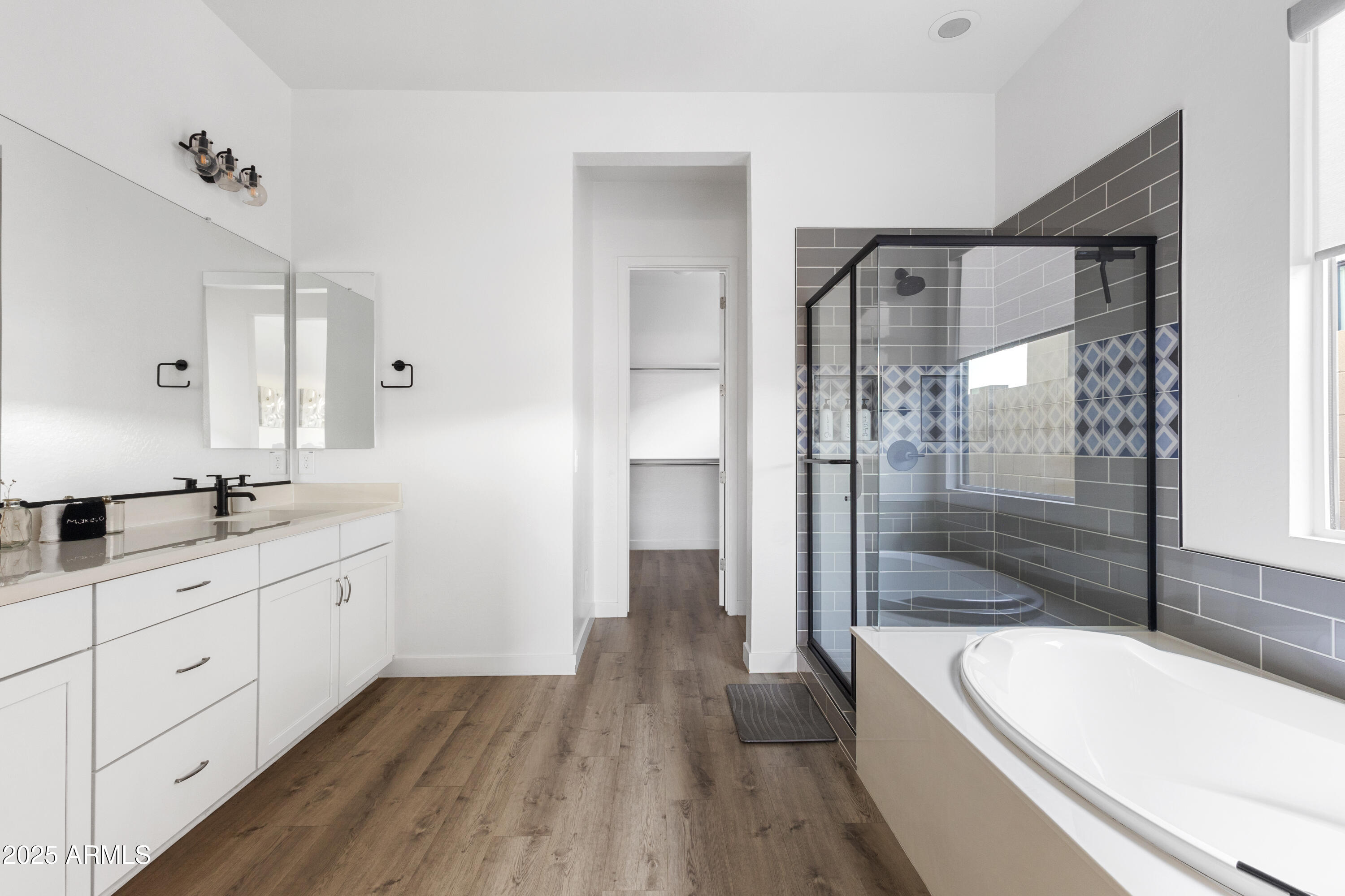 948 E LA MIRADA Drive