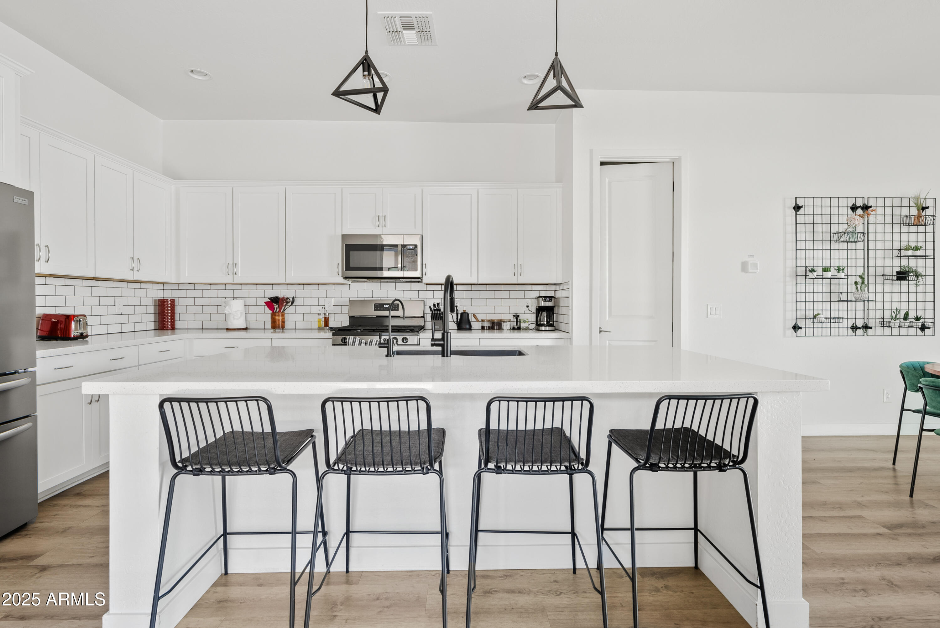 948 E LA MIRADA Drive