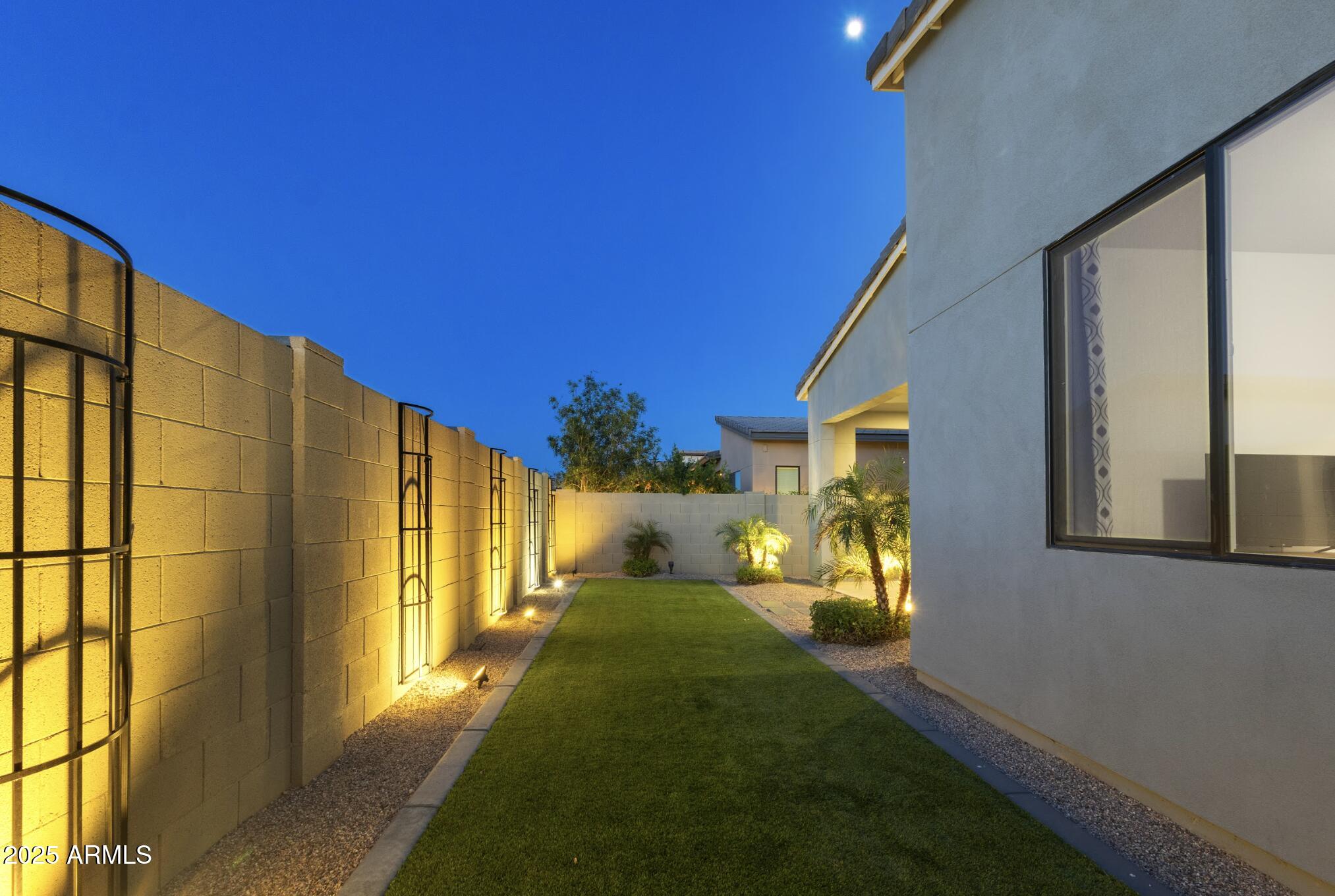 948 E LA MIRADA Drive