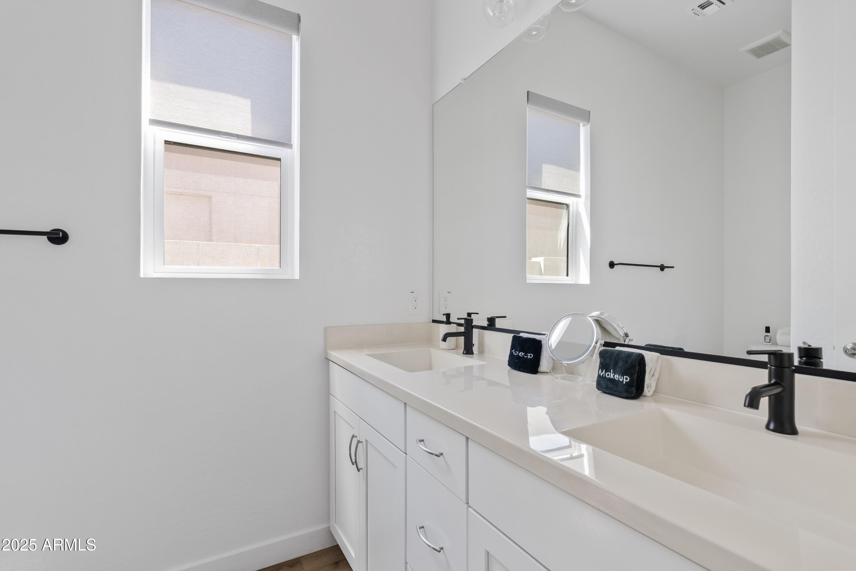 948 E LA MIRADA Drive