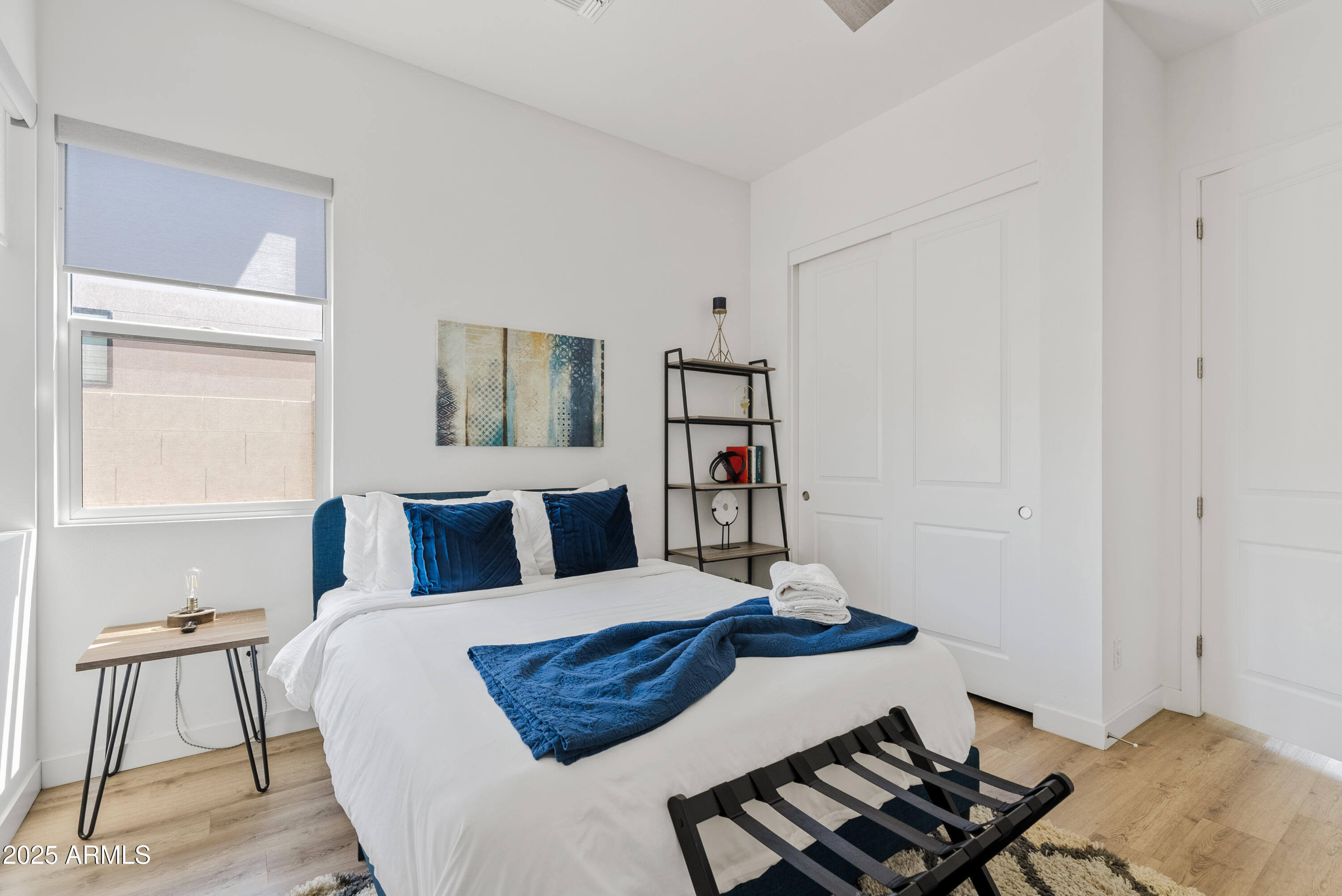 948 E LA MIRADA Drive