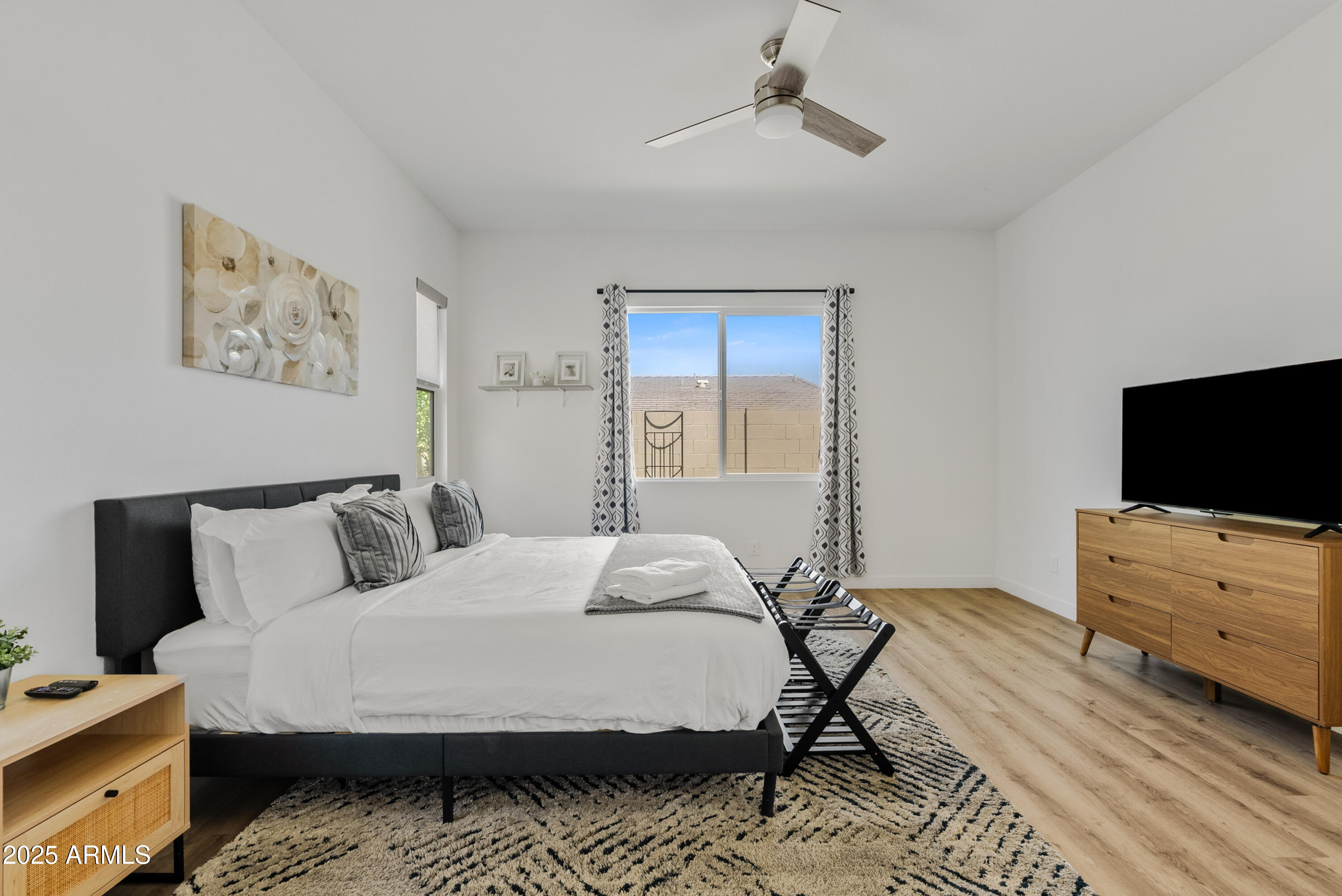 948 E LA MIRADA Drive