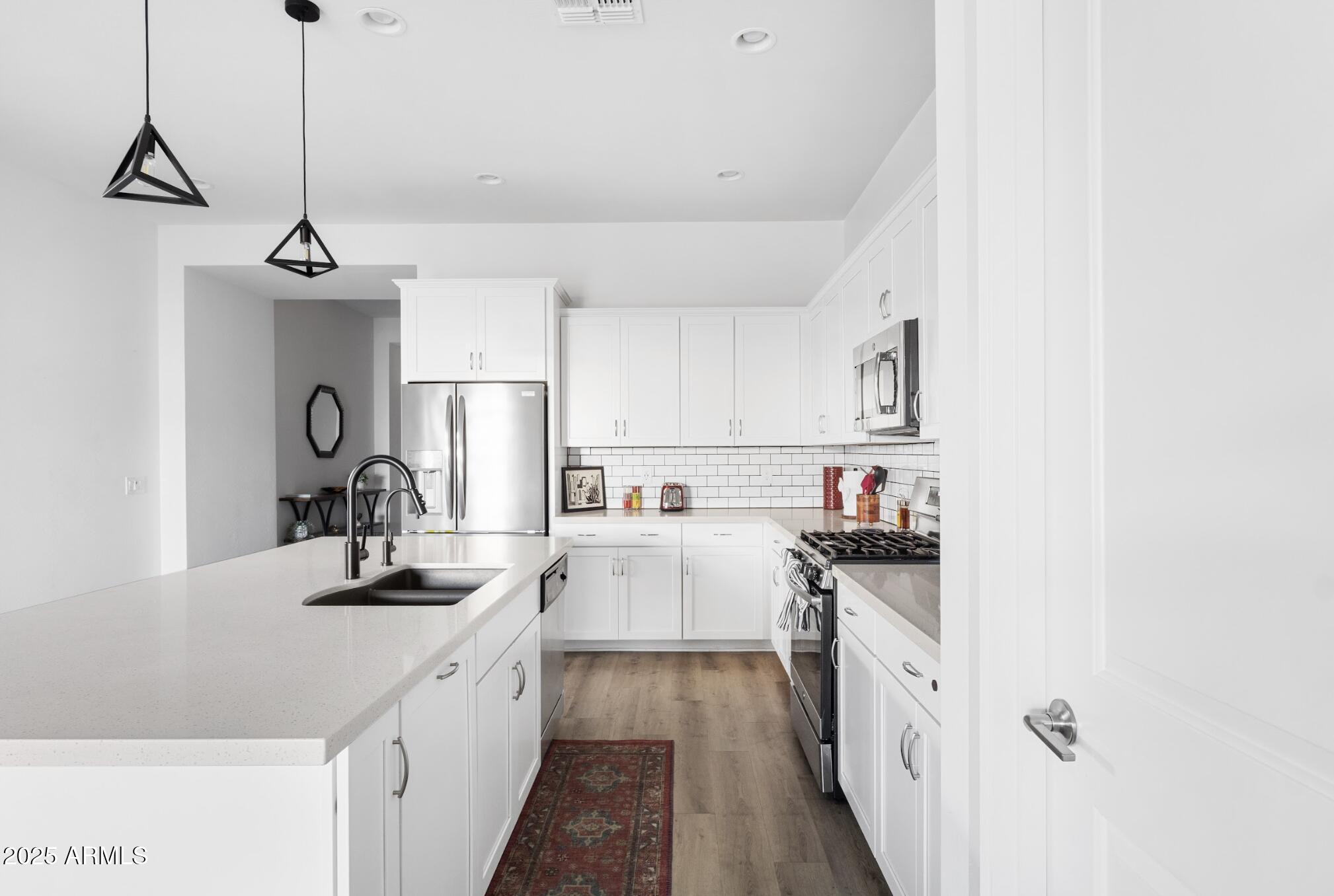 948 E LA MIRADA Drive