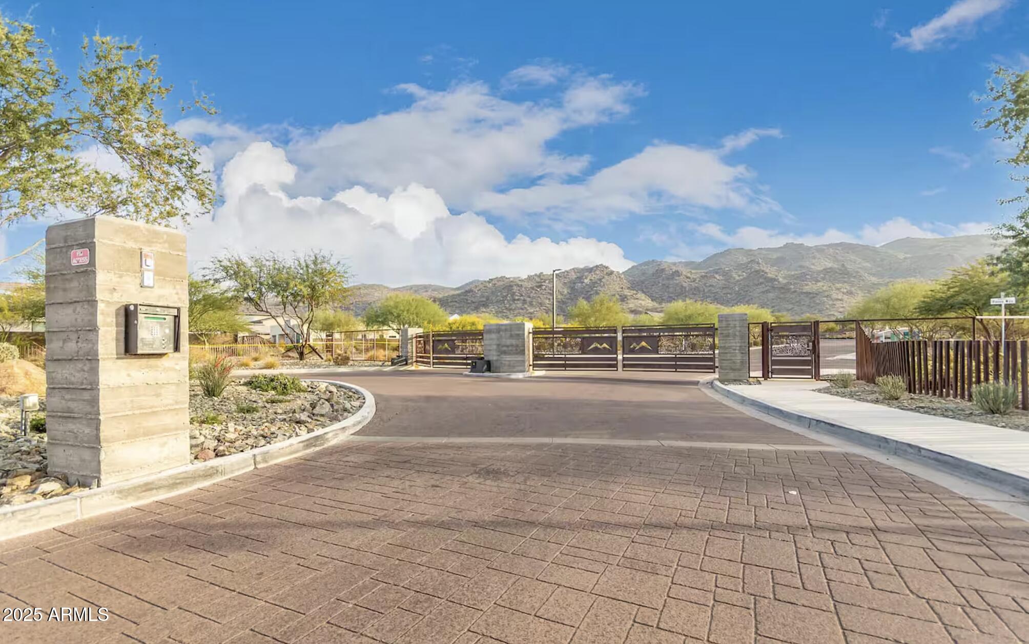 948 E LA MIRADA Drive