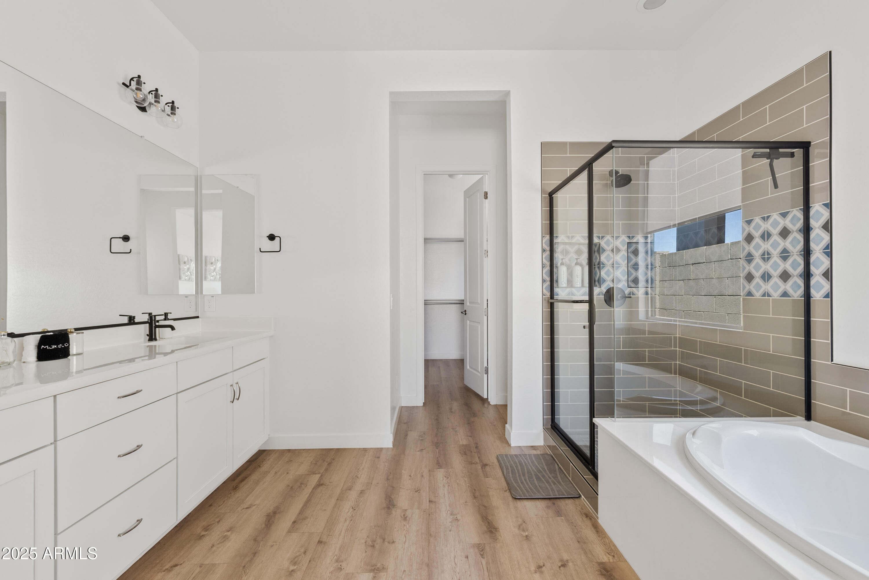 948 E LA MIRADA Drive